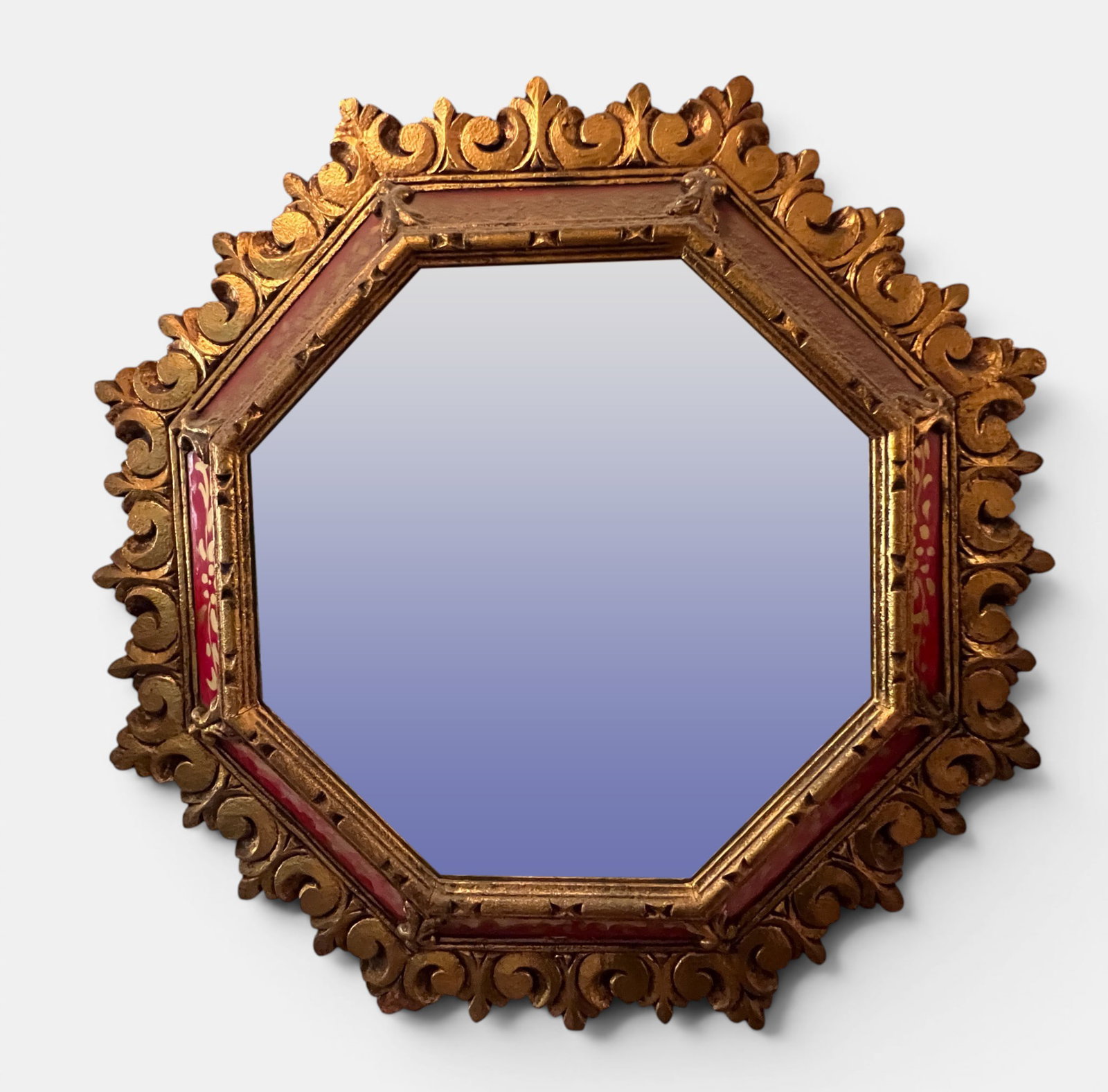 Colonial-style mirror in wood with gold leaf, 20th century: Measurement: 73 x 73 cm, octagonal.