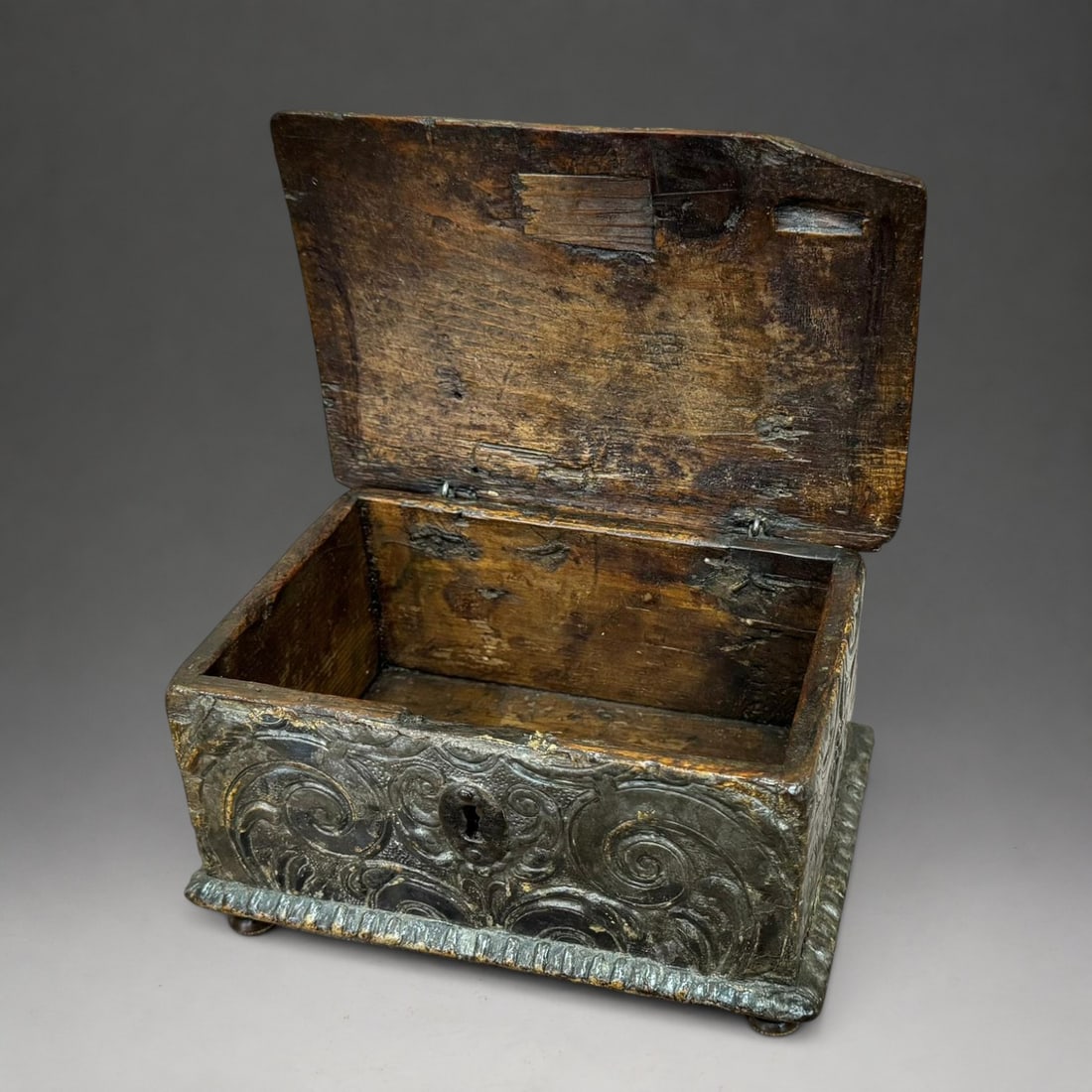 Small cork-leafed box or chest. Colonial school, Peru. 16th century: Carved and polychromed wood. Measures 12 x 19.5 x 14 cm. Small chest decorated with embossed plant motifs that imitate repoussé leatherwork. Its meticulous ornamentation and small size link it to Ita