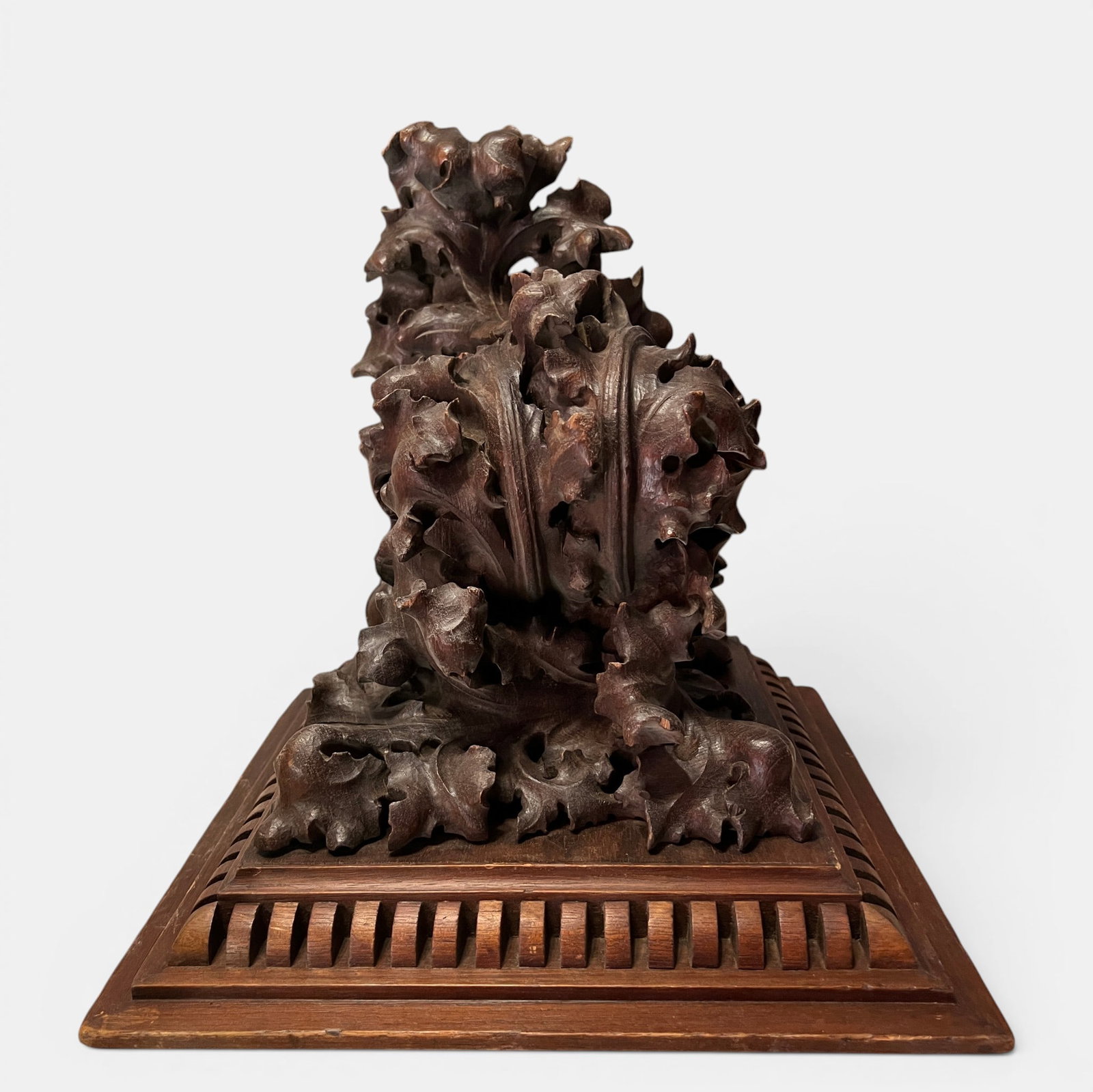 Modernist pedestal in oak wood, early 20th century: 37 x 30 x 33 cm