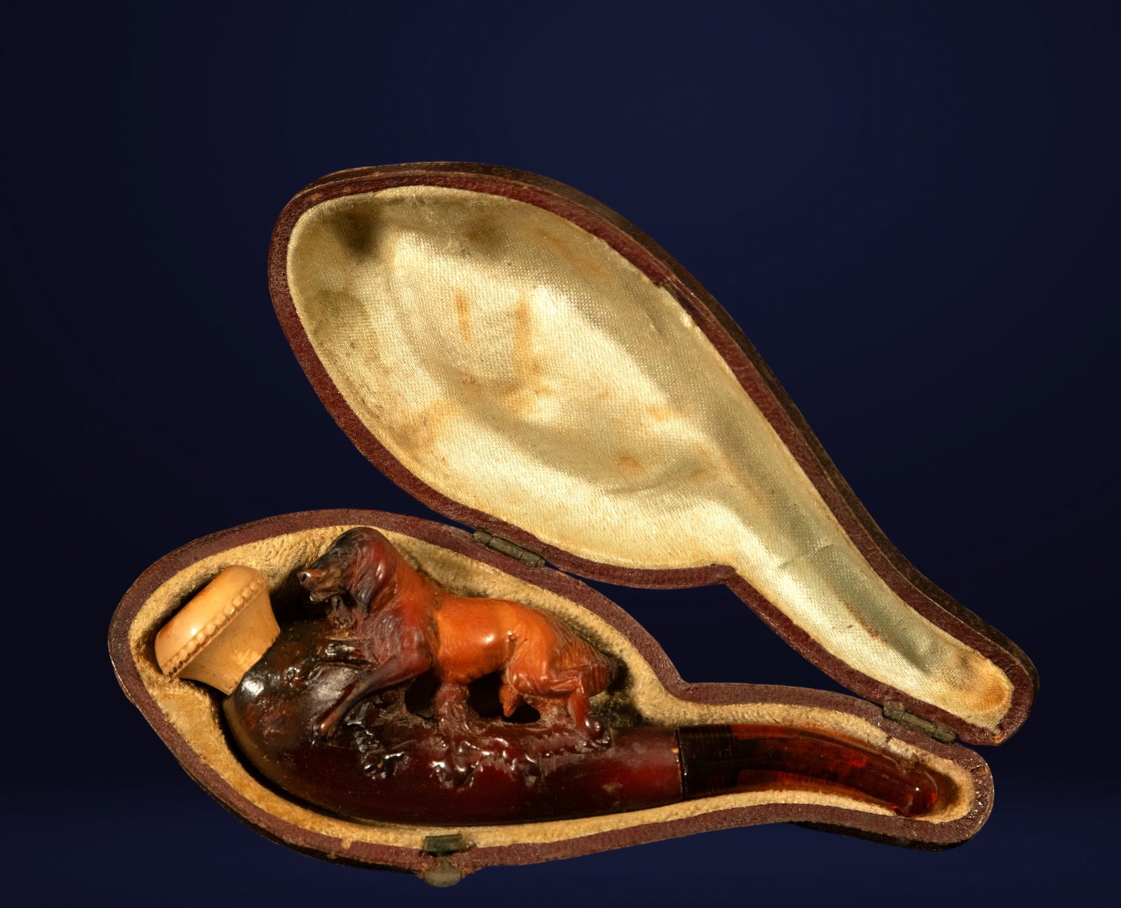 19TH CENTURY AMBER PIPE: MEASUREMENTS: 12 CM LONG, WITH BOX