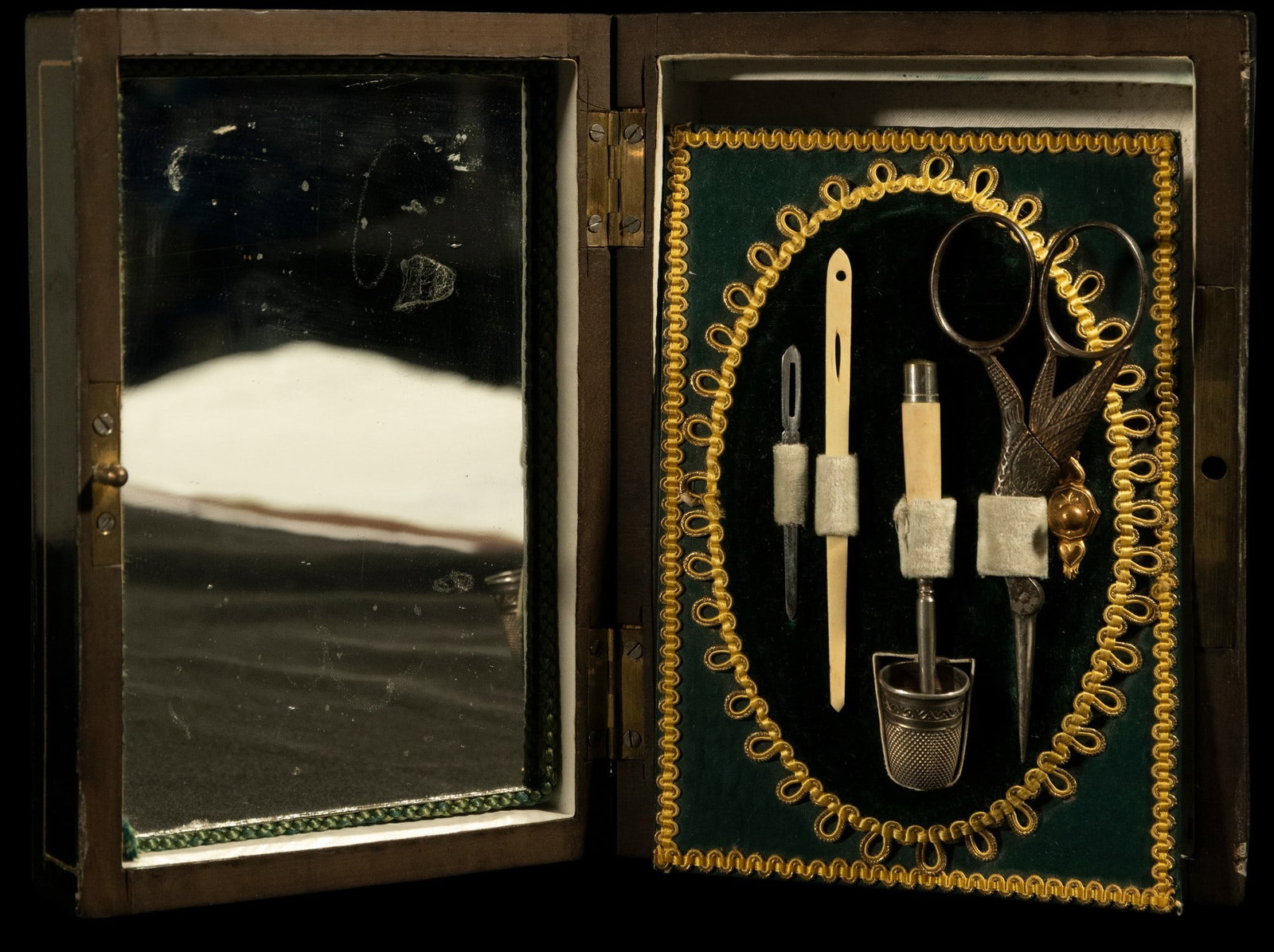 Elizabethan Sewing Kit, 19th Century: 17 x 8 cm with its case