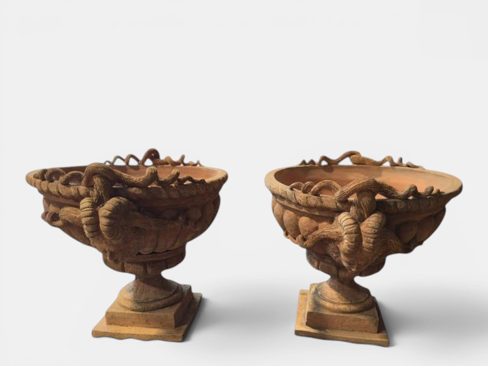 Pair of planters with Medusa heads. Italian Neoclassical inspiration. 21st century (1 of 7)