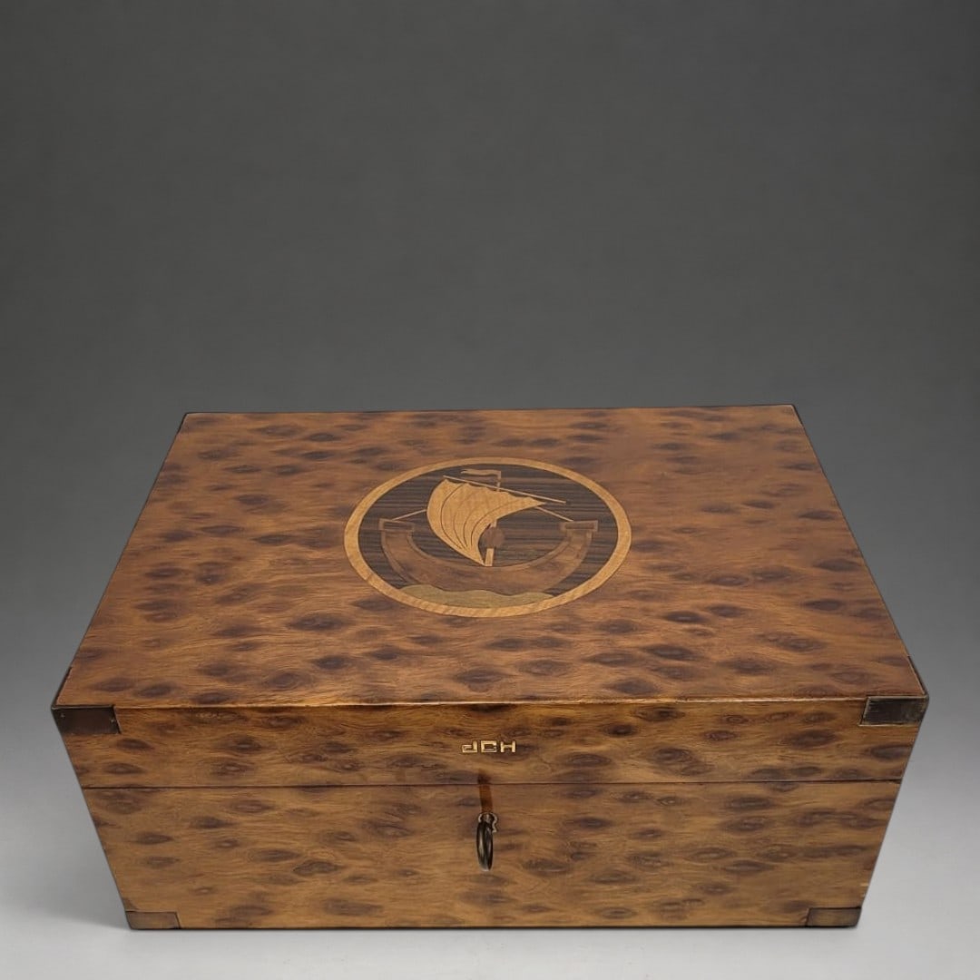 TOBACCO BOX / CIGAR HUMIDIFIER, HERMES CLIP, 1960s – FRANCE: Burl wood veneer, marquetry, bronze, pumice stone. Period: 1960s. Country: France. Good condition considering its age and use. Dimensions: 15 x 35 x 25 cm.