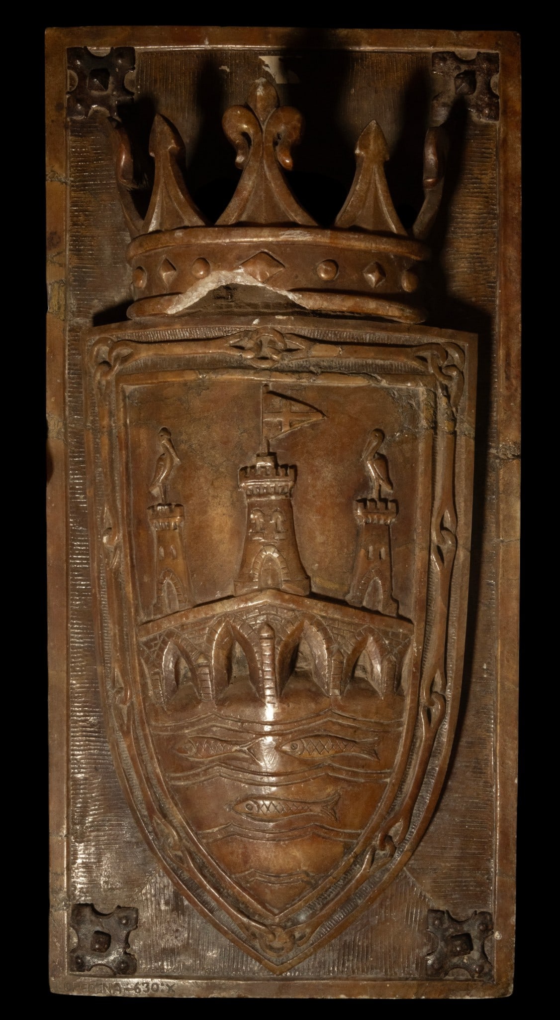 Large 19th-century Modernist Heraldic Shield in alabaster: In alabaster, 82 x 40 x 10 cm.