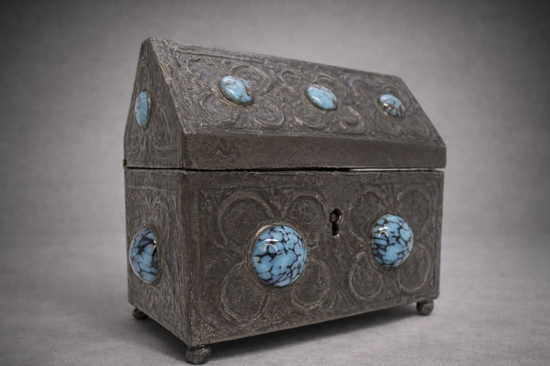 Pewter and turquoise jewelry box, Navajo style, 1970s – Germany: Materials: Pewter and turquoise. Style: Navajo. Period: 1970s. Country of origin: Germany. Good condition considering its age and use. Dimensions: 9.1 x 11 x 6.6 cm.