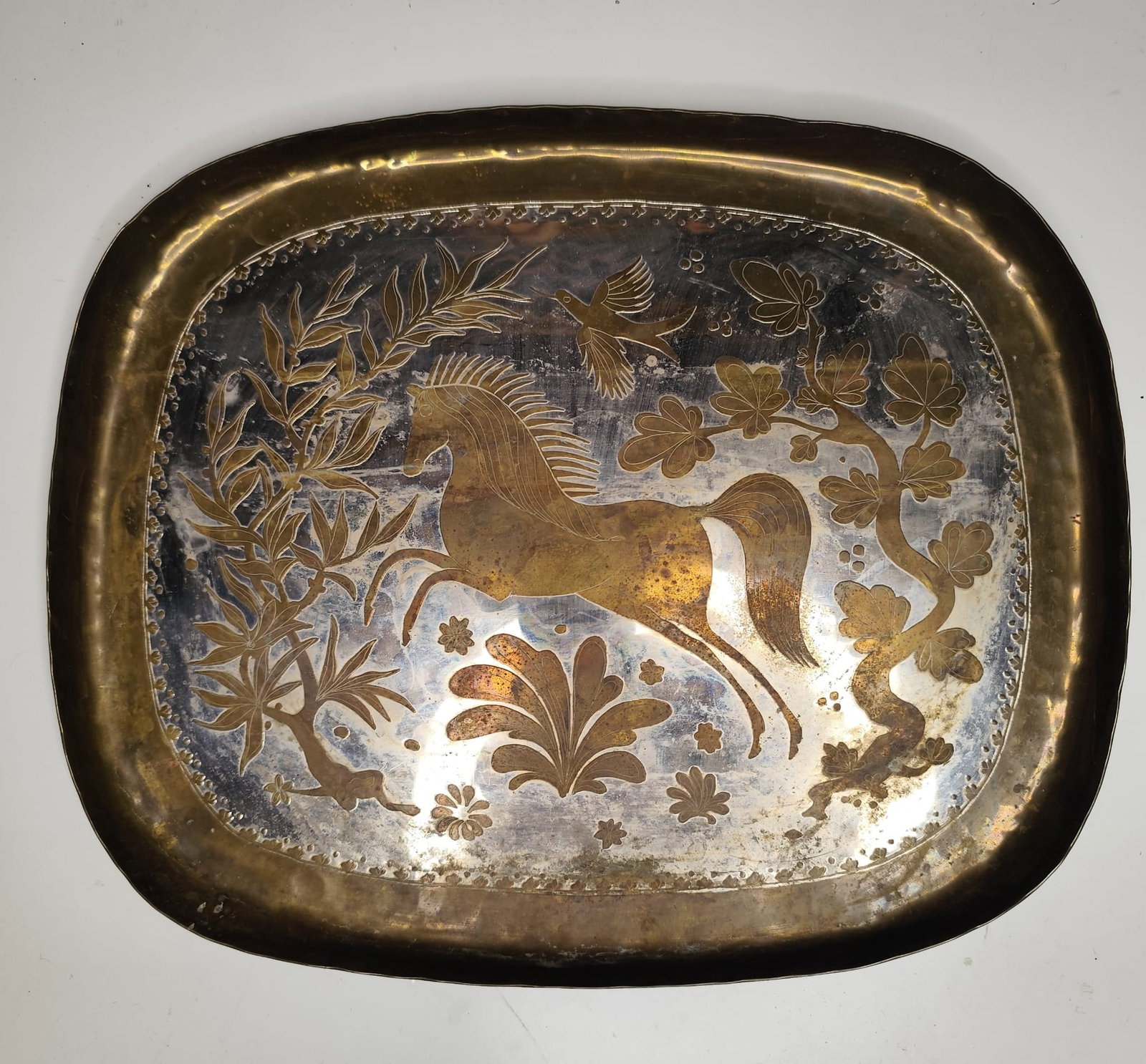 Beautiful Arts And Crafts Hollywood Regency horse tray in gold and silver brass: Measurements: 32 x 26 cm