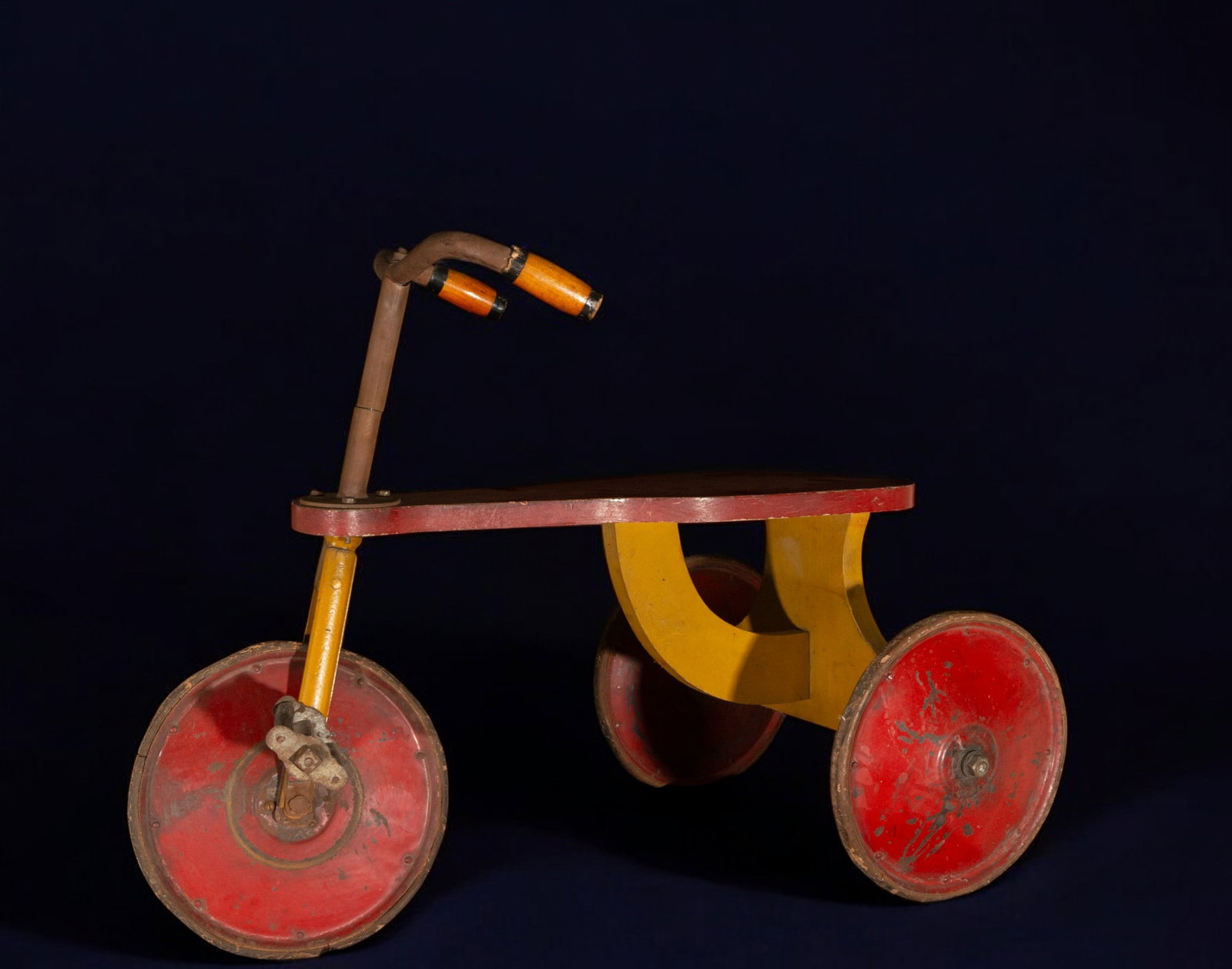 Beautiful wooden and iron tricycle from the early 20th century: 61 cm x 35 cm x 80 cm