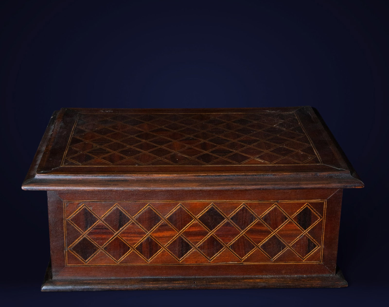 Marquetry chest, Italian School, 19th century: Wooden piece with geometric marquetry decoration. Measures 14 x 36 x 25 cm.