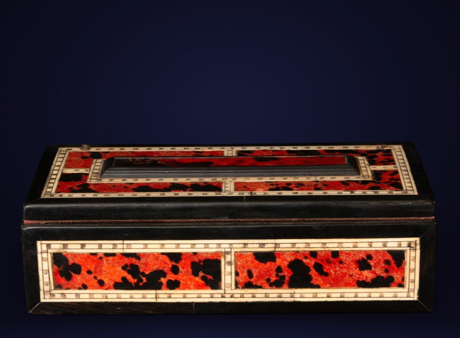 18th-century Hispano-Flemish box in bone and tortoiseshell: 24 x 12 cm approx