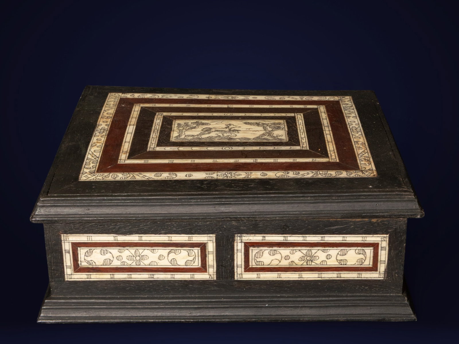 Wooden and bone box, Hispano-Flemish work, 20th century: Wooden box with bone inlays. Measures 10 x 28 x 22 cm.