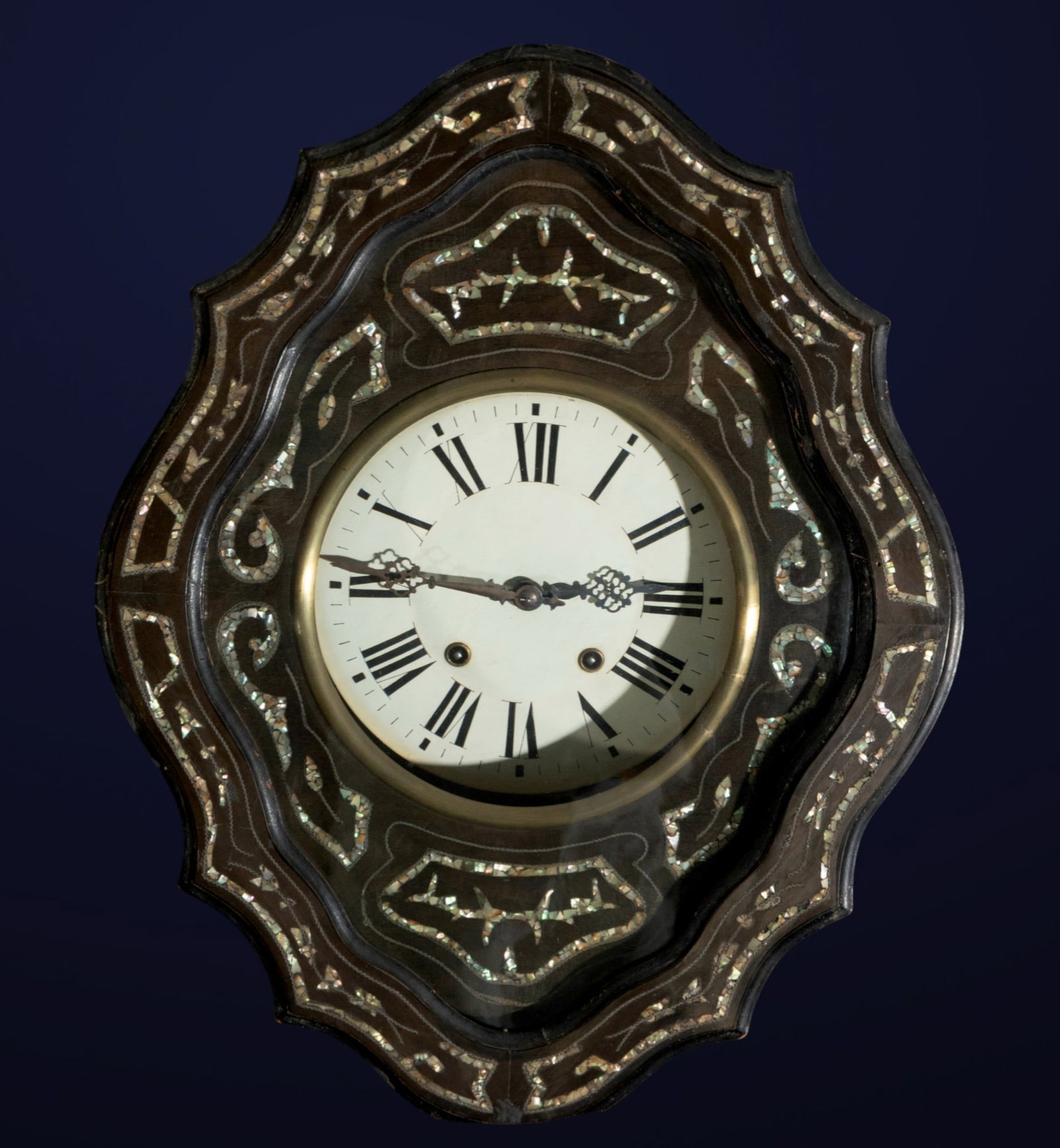 Porthole clock with mother-of-pearl marquetry. French School. 19th century (1 of 7)