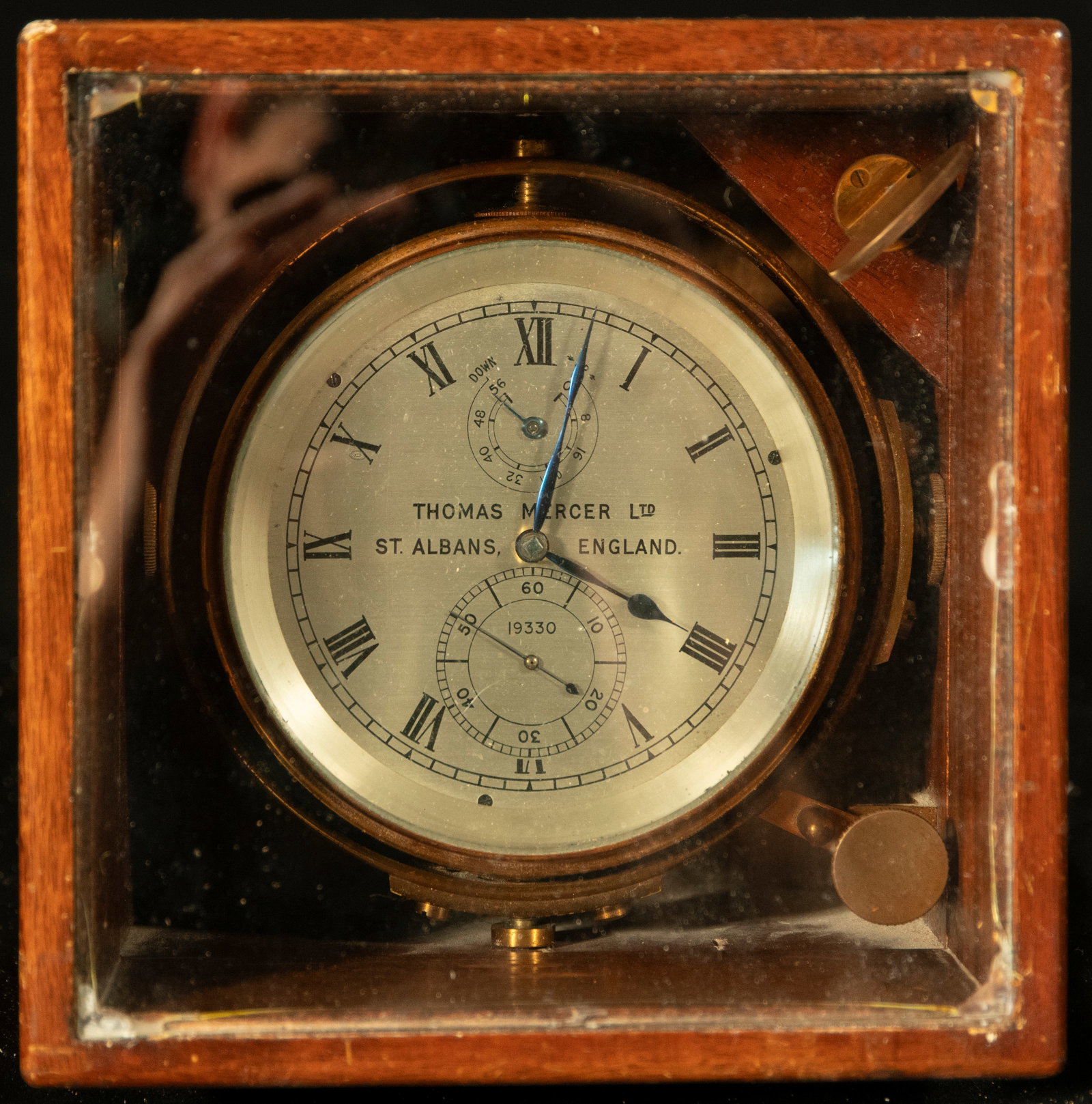 19TH CENTURY SHIP'S CLOCK THOMAS MERCER, ENGLAND: IN BRONZE AND MAHOGANY, 19TH CENTURY – 19 X 19 X 17 CM