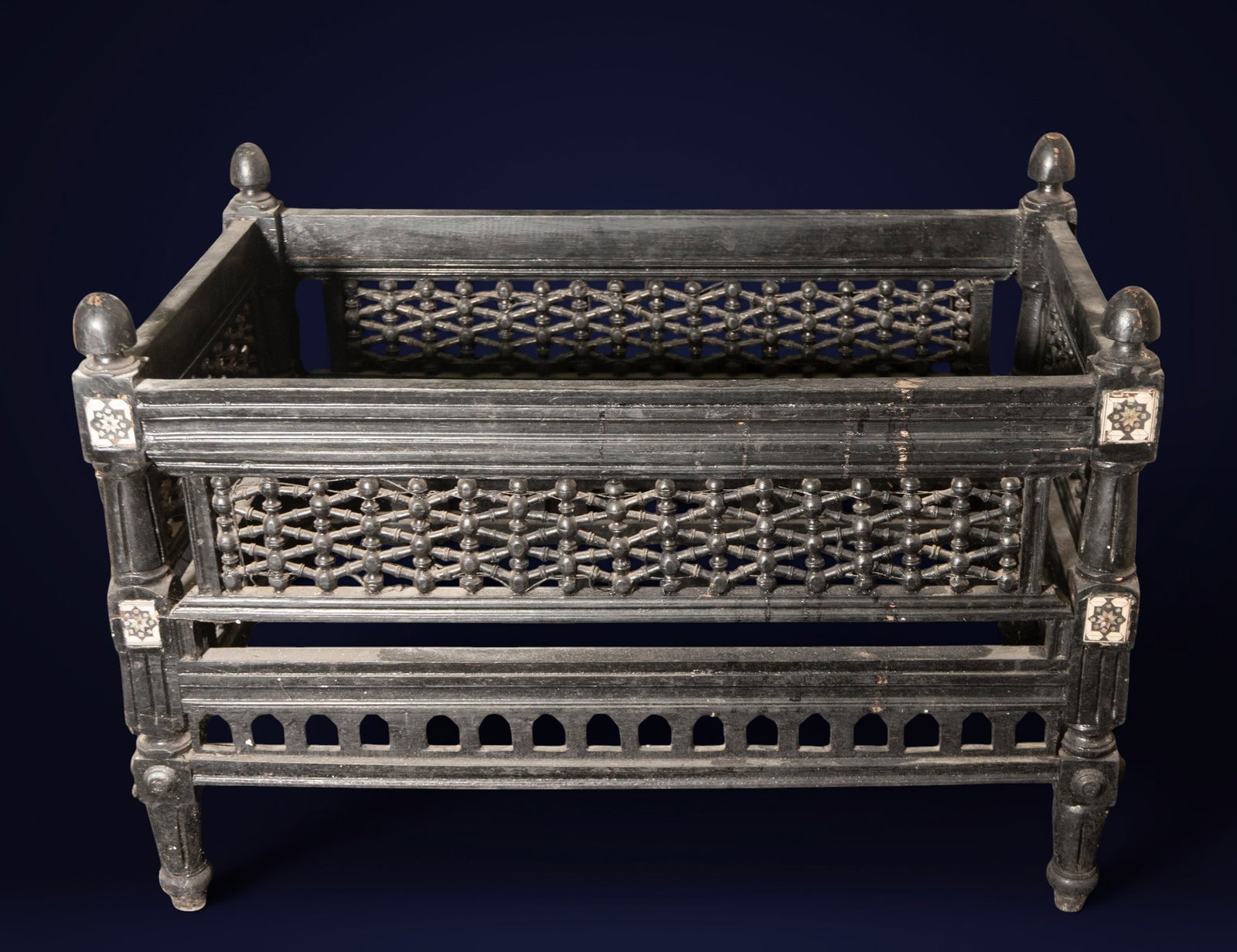 Anglo-Indian planter with bone and mother-of-pearl, Orientalist style, 19th century: Wooden box with bone and mother-of-pearl inlays. Measures 58 x 85 x 49 cm.