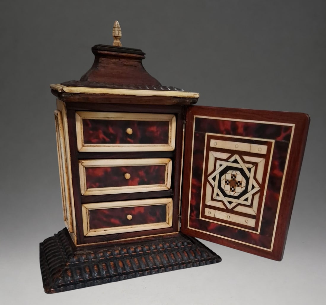 Small colonial ecclesiastical table cabinet, Mexico. 18th century: MADE OF BONE, MOTHER-OF-PEARL AND TORTOISESHELL - 23 CM HIGH.