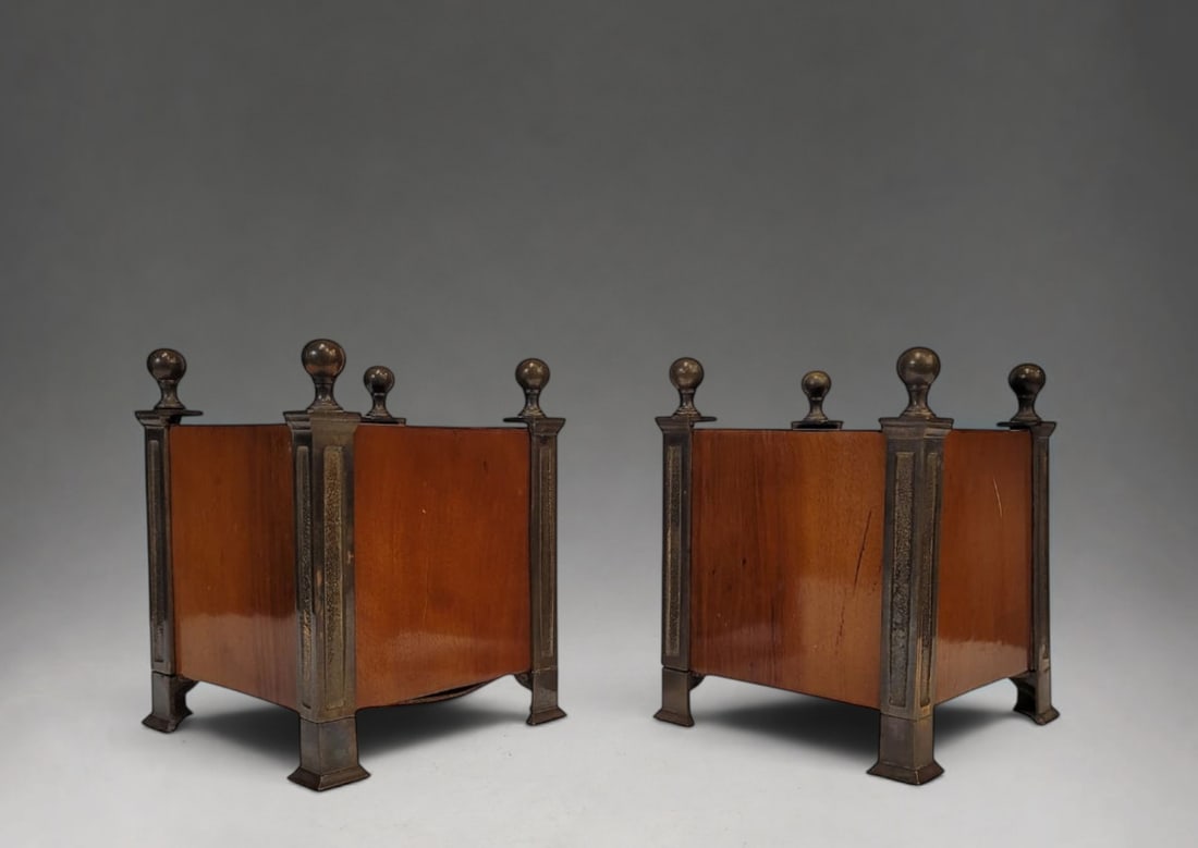 PAIR OF PLANTERS, BRONZE AND MAHOGANY, LOUIS XVI STYLE, 18TH CENTURY – FRANCE: Aged bronze and mahogany. Period: Late 18th century. Country: France. Good condition considering its age and use. Dimensions: 19 x 15 x 15 cm.