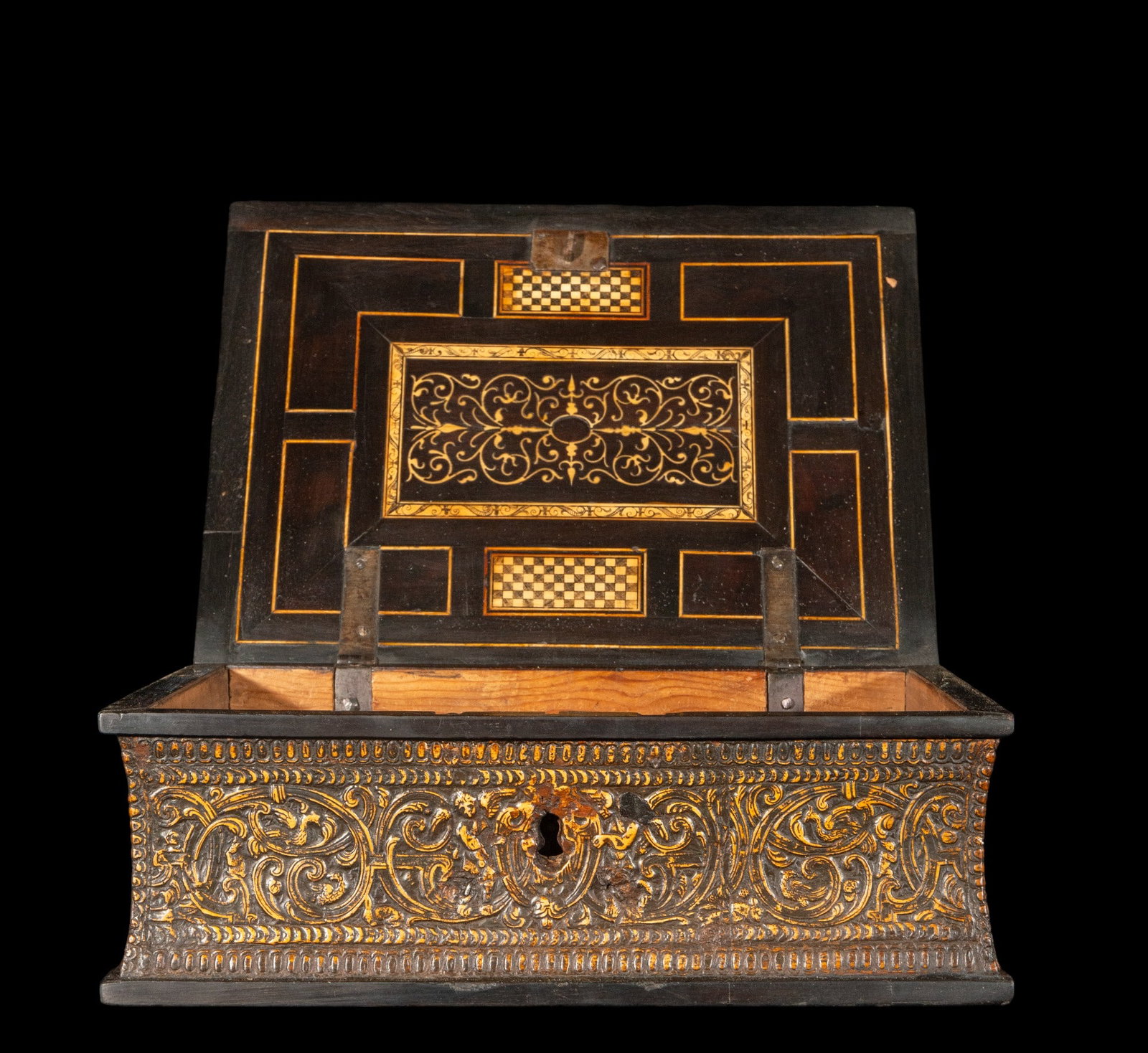 Flemish table chest with 17th century Hispano-Flemish bone inlay: 36 x 13 x 27 cm