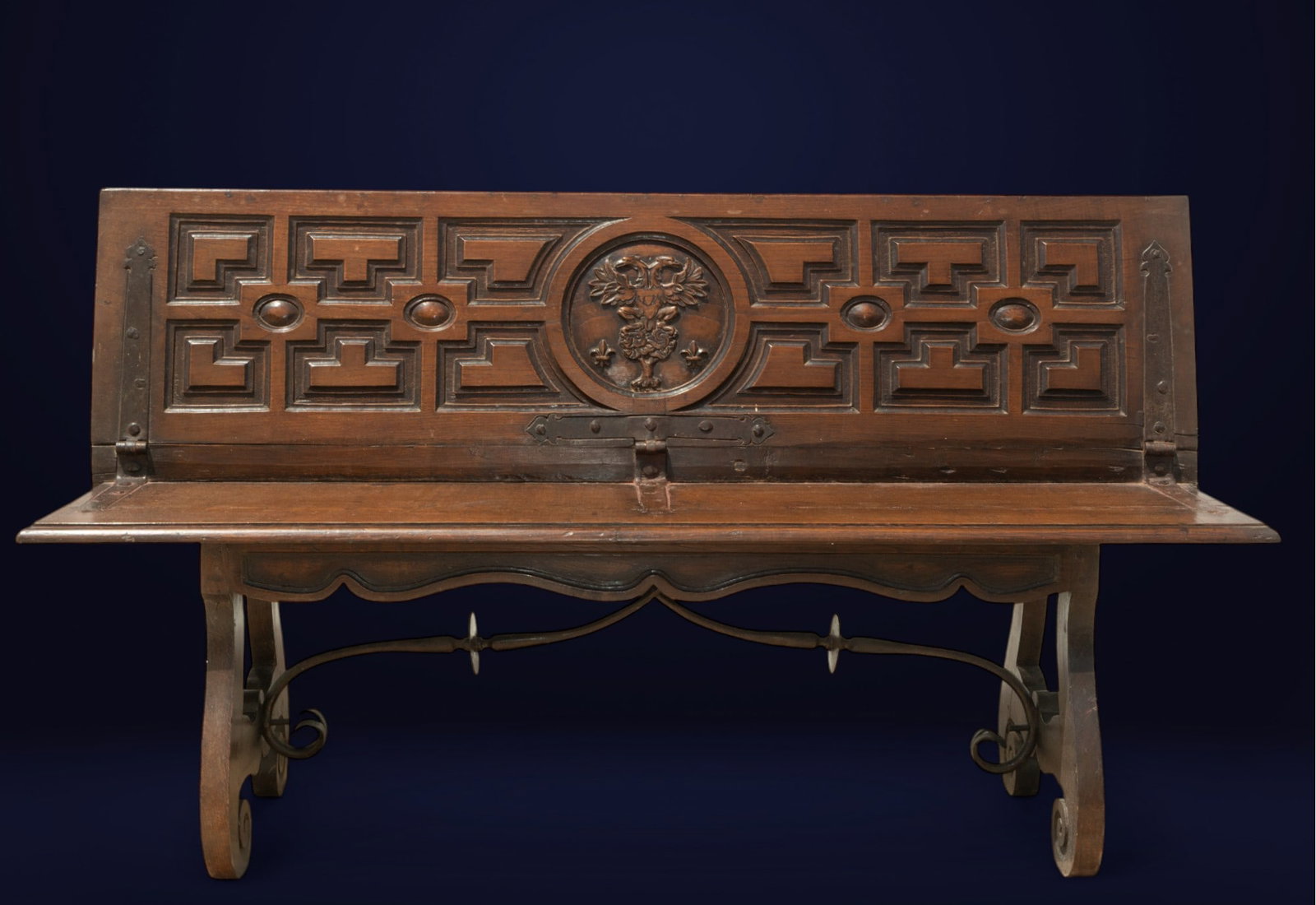 Spanish league-leg bench with shield (18th century) (1 of 10)