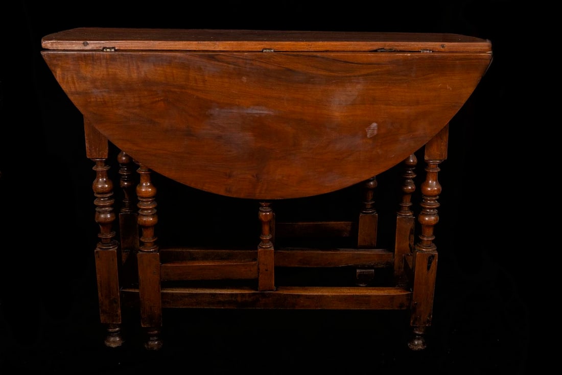 Important 17th century Piedmontese cherry table with two wings and turned legs (1 of 4)