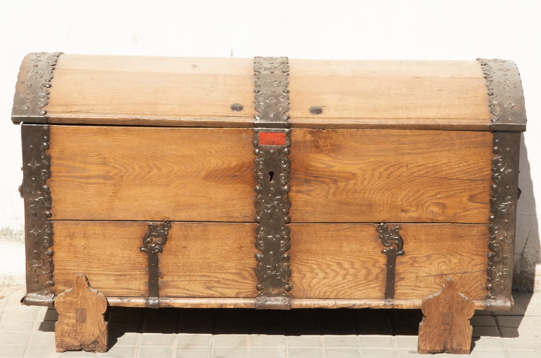 Gothic style chest, Castile, second half of the 15th century (1 of 7)