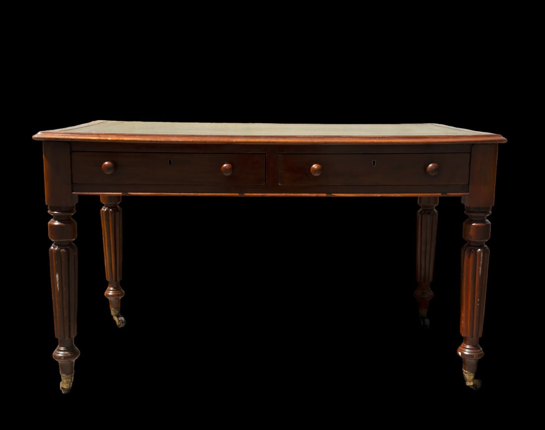 19th Century English Mahogany Desk with Casters: Measurements: 77 x 135 x 76 cm