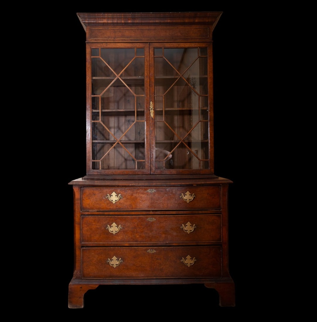 Regency two-body bookcase in walnut burr, 19th century: Measurements: 205 x 110 x 44 cm