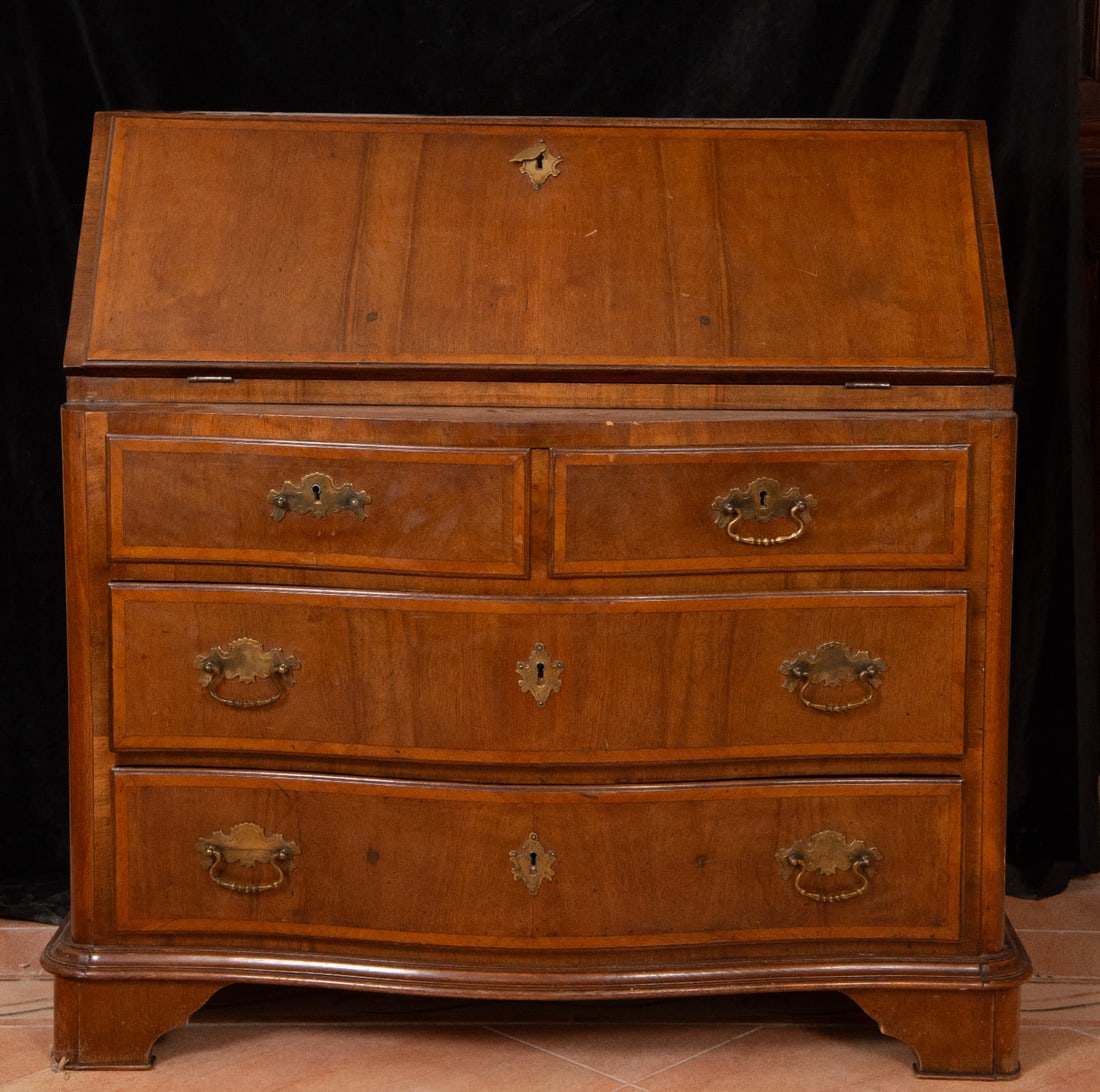 Transition Carlos III - Carlos IV desk bureau in oak wood with walnut and fruitwood marquetry, 18th: Measurements: 97 x 97 x 52 cm