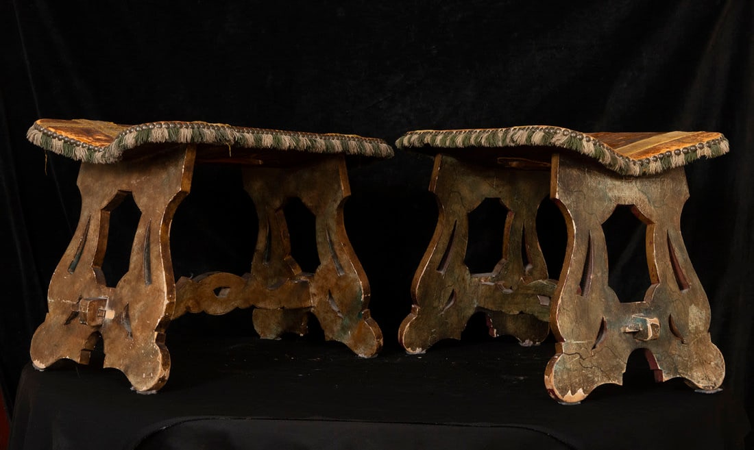 Pair of Venetian armchairs in wood and velvet, 18th century: Measurements: 34 x 50 x 28 cm