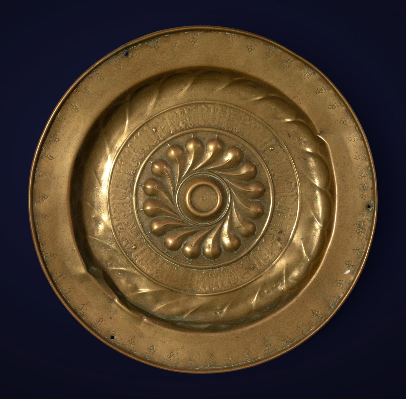 LARGE LATE GOTHIC BRONZE PLATE FROM THE END OF THE 15TH CENTURY – NUREMBERG, GERMANY (1 of 3)
