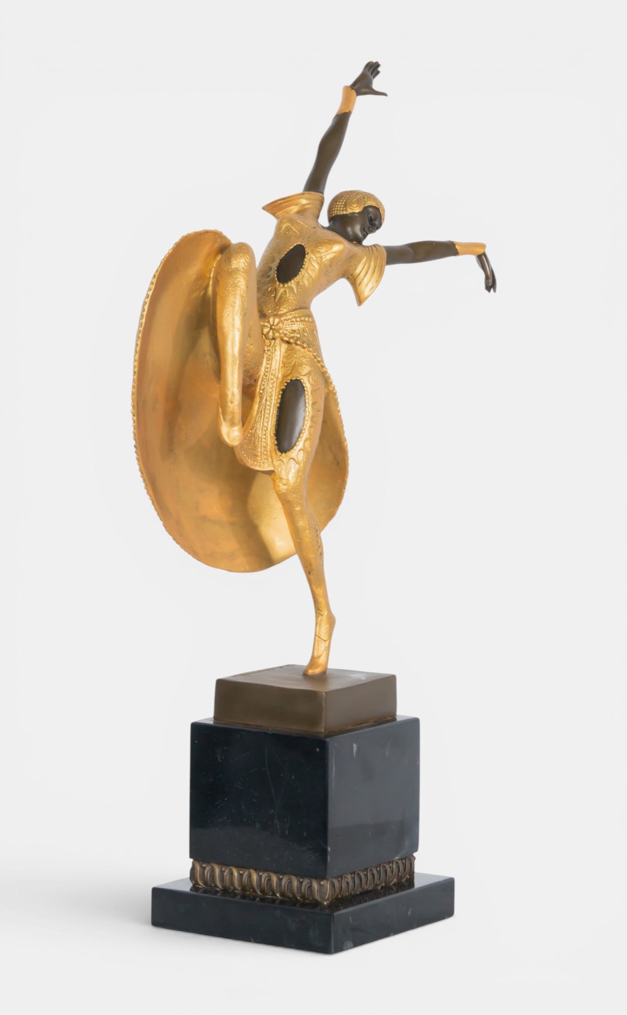 After model by DIMITRI CHIPARUS (Dorohoi, Romania, 1886- Paris, 1947): Made of bronze and gilt bronze on a marble base. 54×25×13 cm