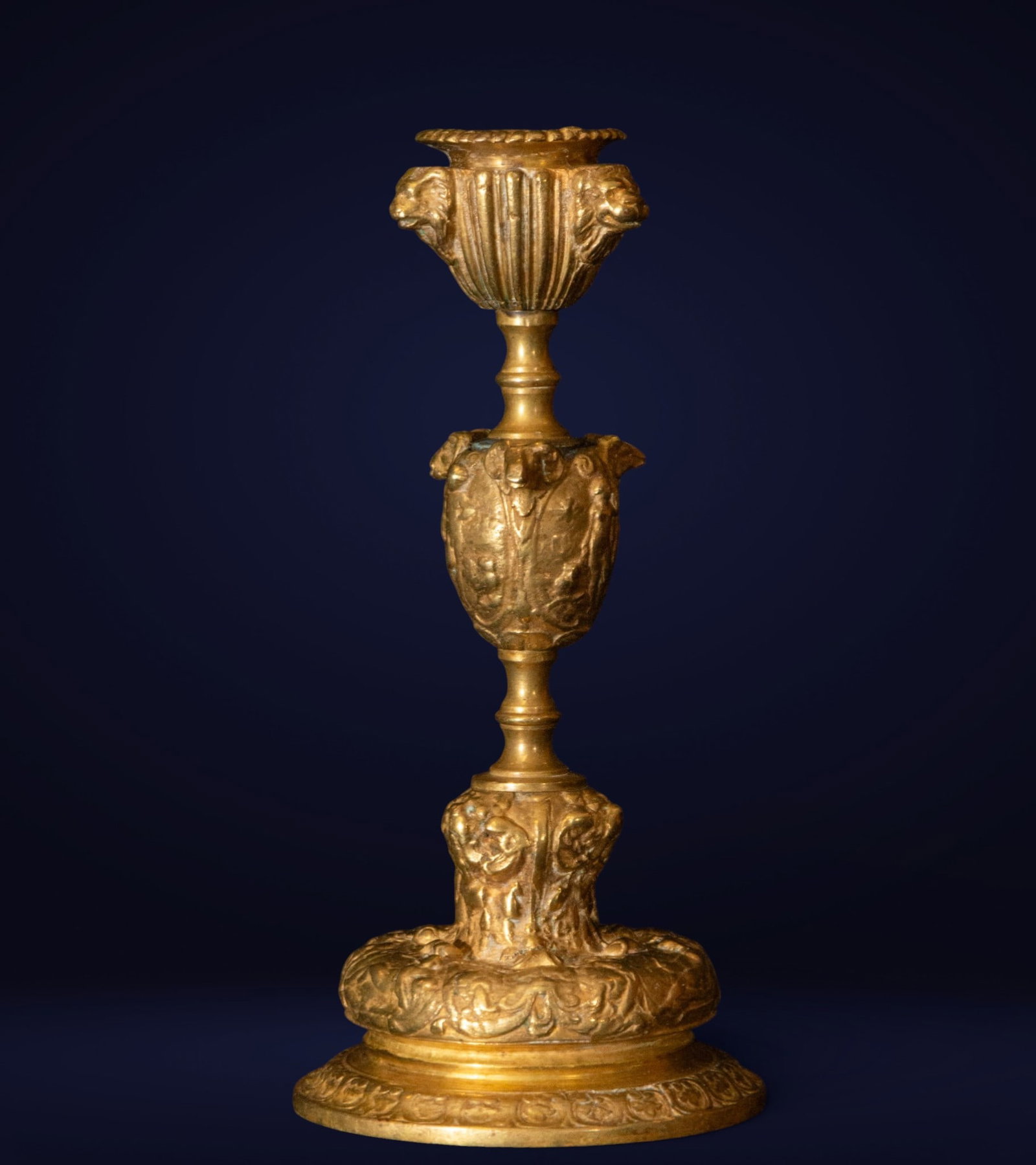 Medici-style candlestick. Historicist school. 19th century: Cast and chased gilt bronze. Measures 18 x 10 x 10 cm. This elegant, vertically articulated candlestick rests on a stepped circular base, with a turned shaft and two scalloped cup-shaped sections, ado