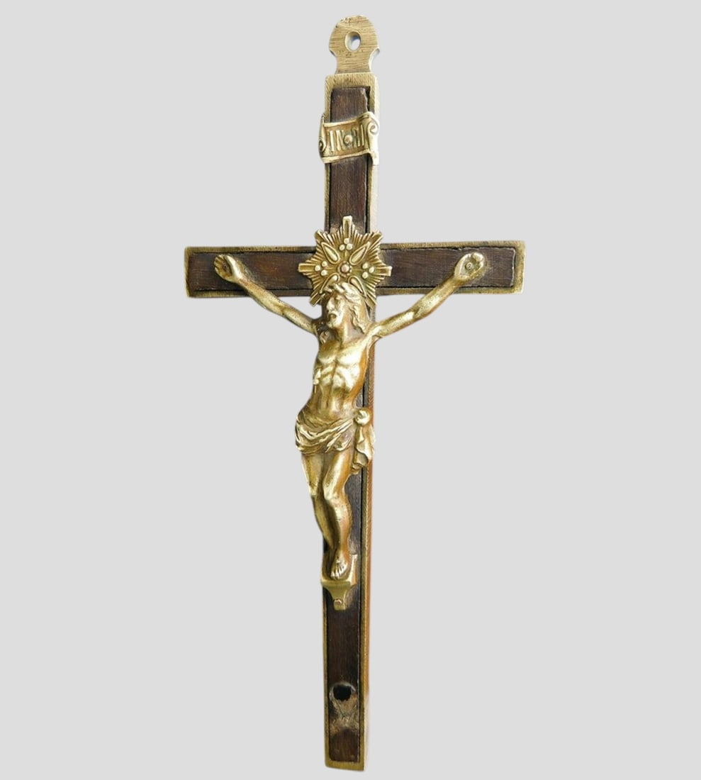 Cross with Christ crucified in bronze and ebony: Bronze and ebony. Antique cross with a bronze crucifix sculpted on a cross with an ebony wood interior. It features various polishings and engravings simulating the wood of the cross. The bronze bears