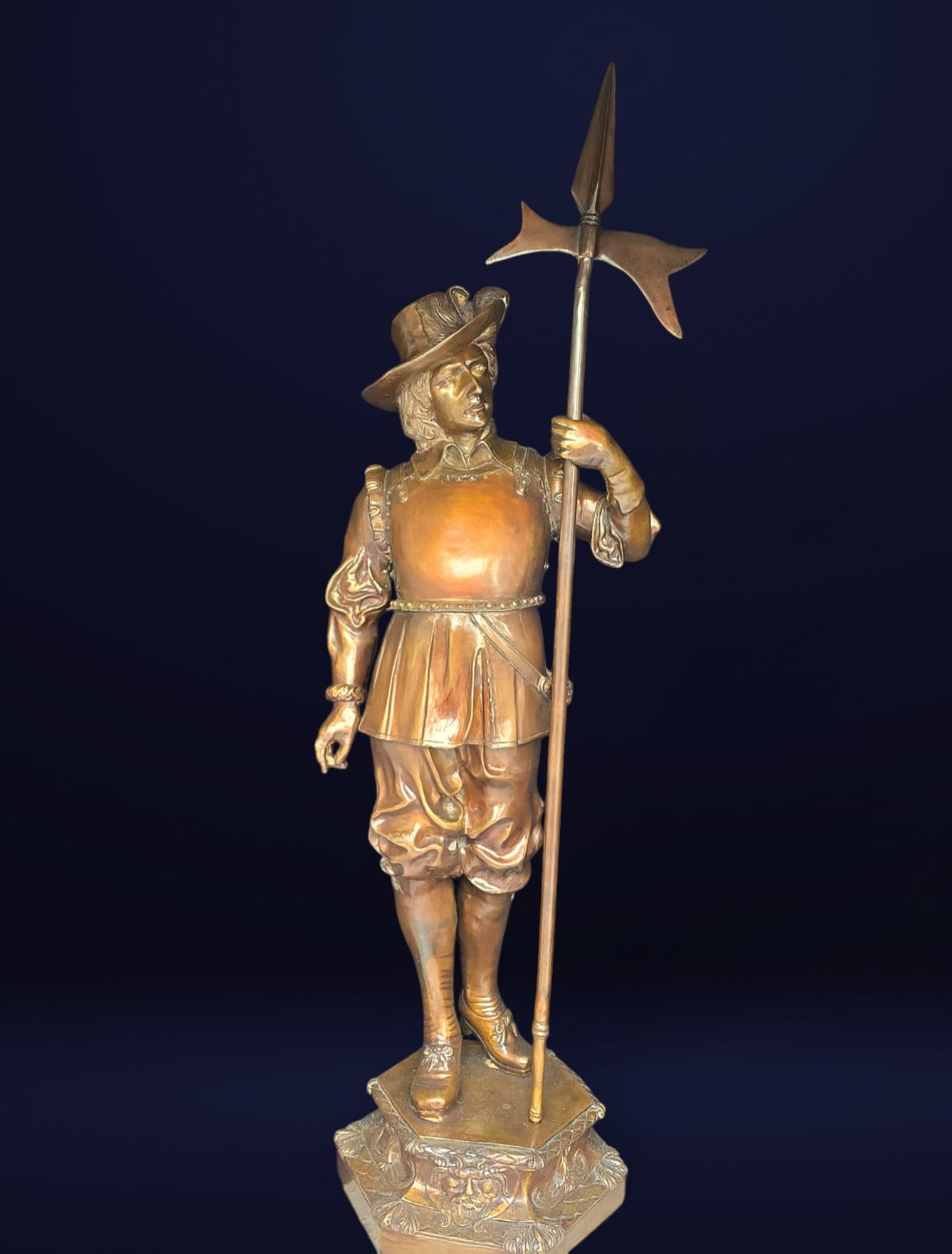 Monumental bronze sculpture of a Musketeer or French Royal Guard in gilt bronze, 19th century: Head to toe measurement: 105 cm, measurements with axe: 122 cm