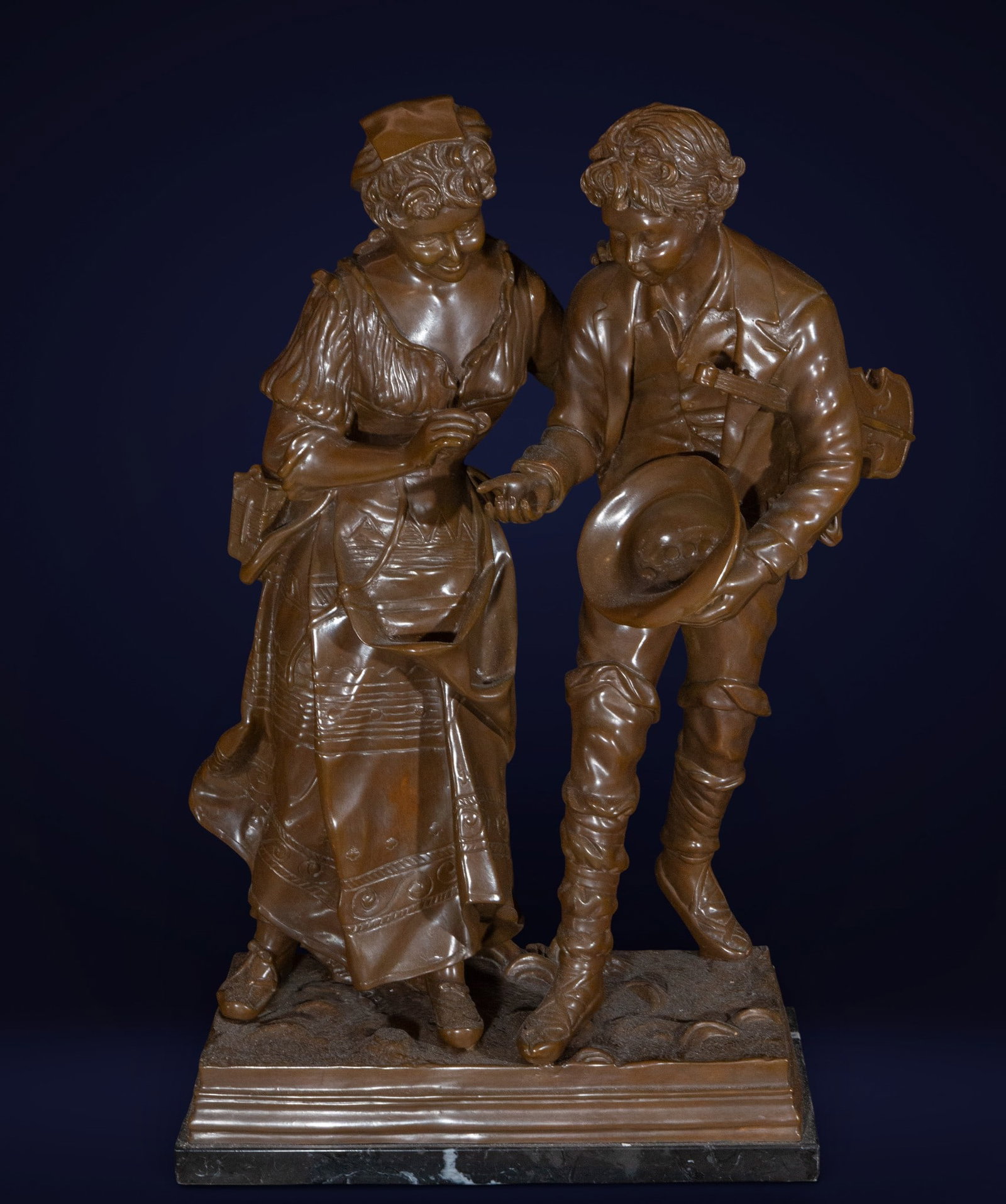 Young lovers in bronze, French School, 19th century: Patinated bronze. Measurements 78 x 47 x 26 cm.