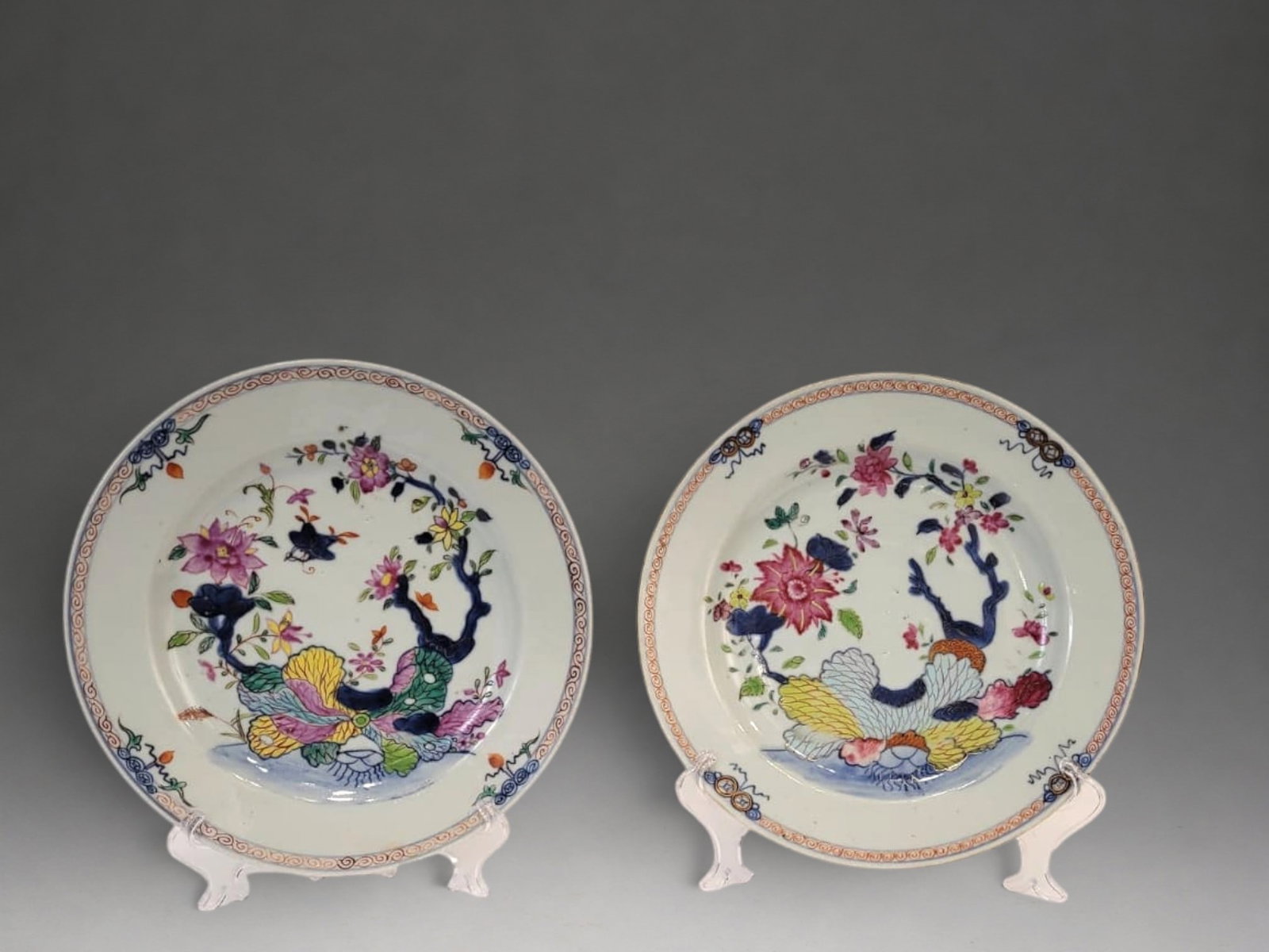 PAIR OF PLATES, BRITISH INDIES COMPANY, QING DYNASTY, CIRCA 1790 – CHINA (1 of 2)