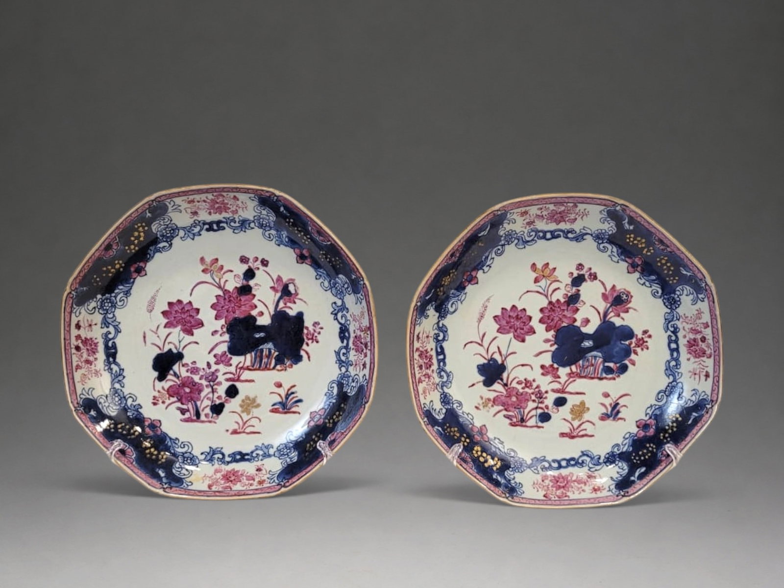 Pair of porcelain plates/platters, British East India Company, Qing Dynasty, circa 1790 – China: Material: Porcelain. Period: Qing Dynasty, 1790. Country of origin: China. Provenance: Private collection. Good condition for its age and use. Dimensions: 4 x 26 cm.