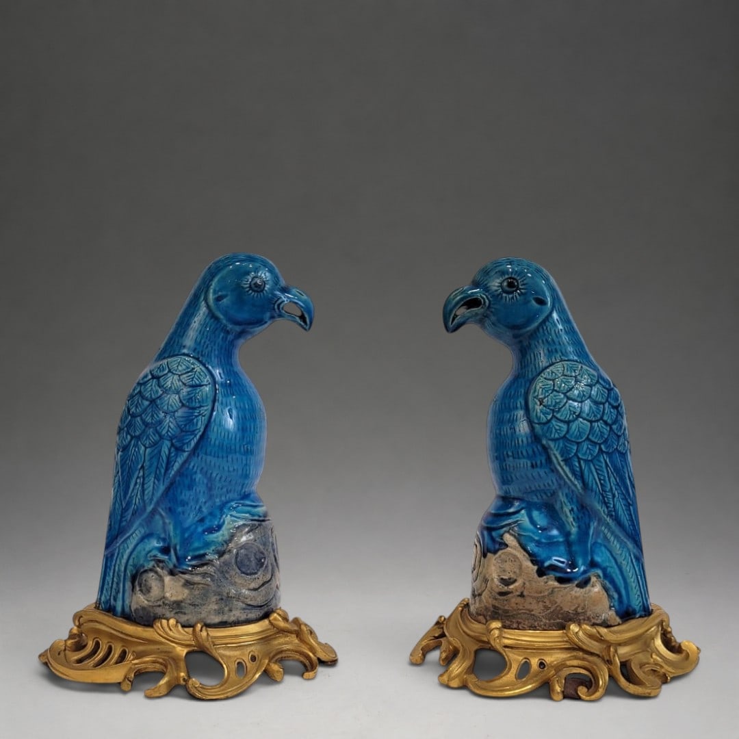 Pair of blue parrots in Chinese porcelain, Ormolu base, 19th century – China: Materials: Porcelain and gilt bronze base. Period: 19th century, Qing Dynasty. Country of origin: China. Provenance: Private collection. Dimensions: 23 x 16 x 12 cm. An exquisite pair of parrot sculpt