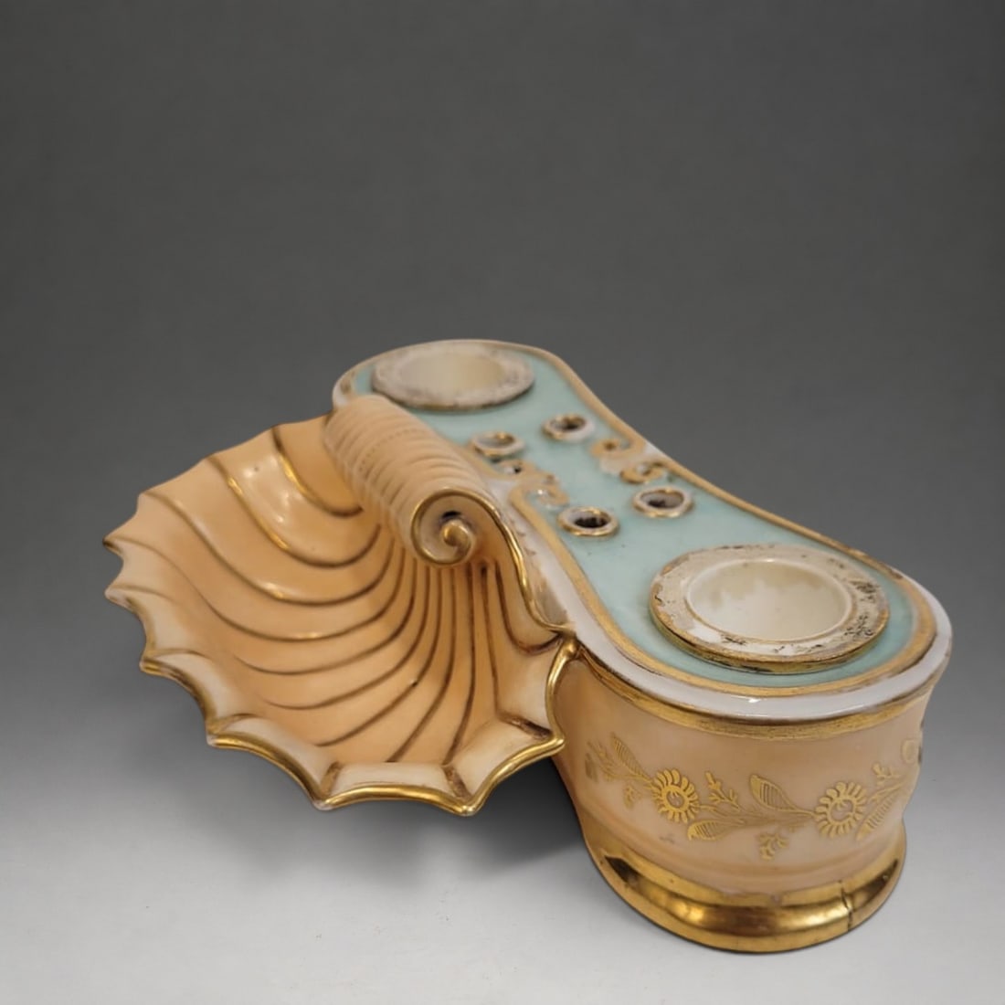 WRITING DESK, PORCELAIN, JACOB PETIT, 19TH CENTURY – FRANCE: Material: Porcelain. Creator: Jacob Petit. Period: Mid-19th century. Country of origin: France. Good condition considering its age and use, some wear to the gilding. Dimensions: 7 x 17 x 12 cm.
