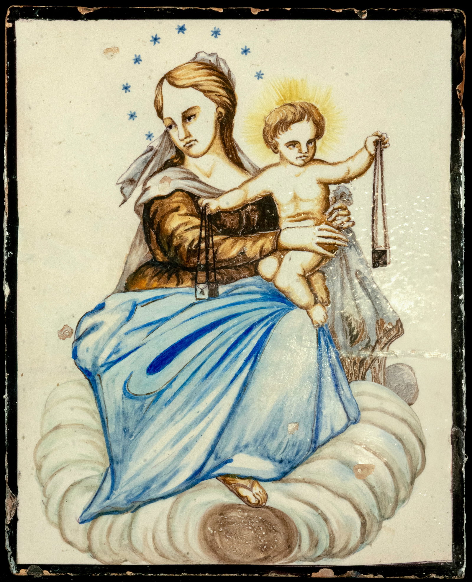 LARGE CERAMIC PLATE FROM ALCORA OR MANISES FROM VIRGEN DEL CARMEN – END OF THE 18TH CENTURY: FOR MASIA ENTRANCE – MEASURES 43 X 35 CM X 3 CM THICK, GOOD CONDITION, SMALL CHIPS IN THE ENAMEL VISIBLE IN PHOTO.