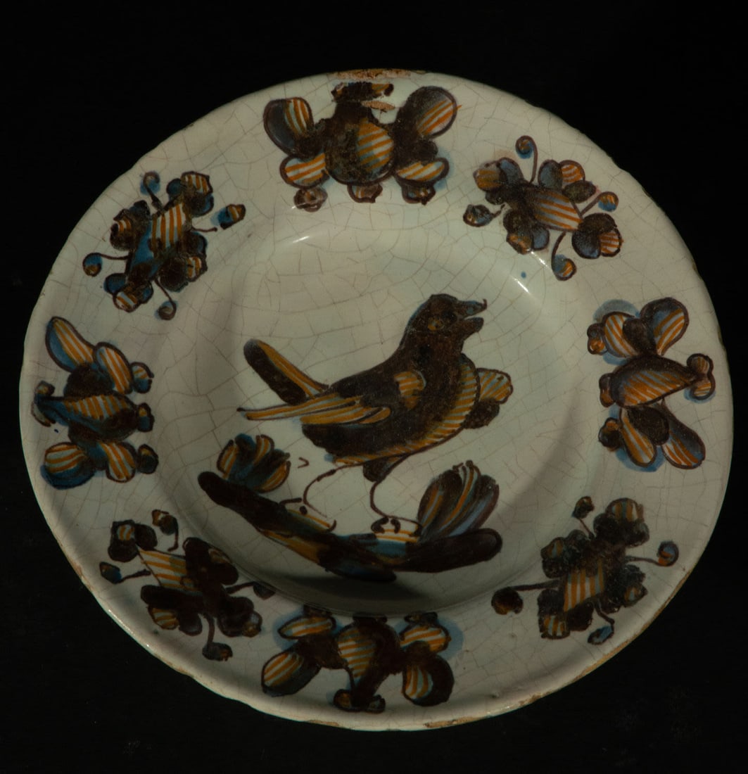 Talavera ceramic plate with a swallow, 17th century: Measurements: 4 x 21 x 21 cm