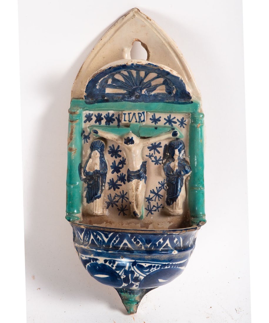 Holy water font in Teruel ceramics, 18th century: Measurements: 30 x 14 x 8 cm