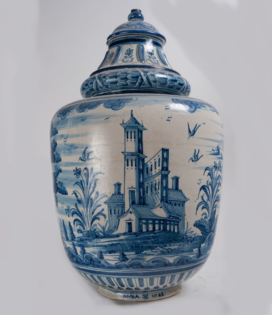 Talavera ceramic jar, Ruiz de Luna series, with knight motifs, late 19th century: Measurements: 52 x 29 x 29 cm