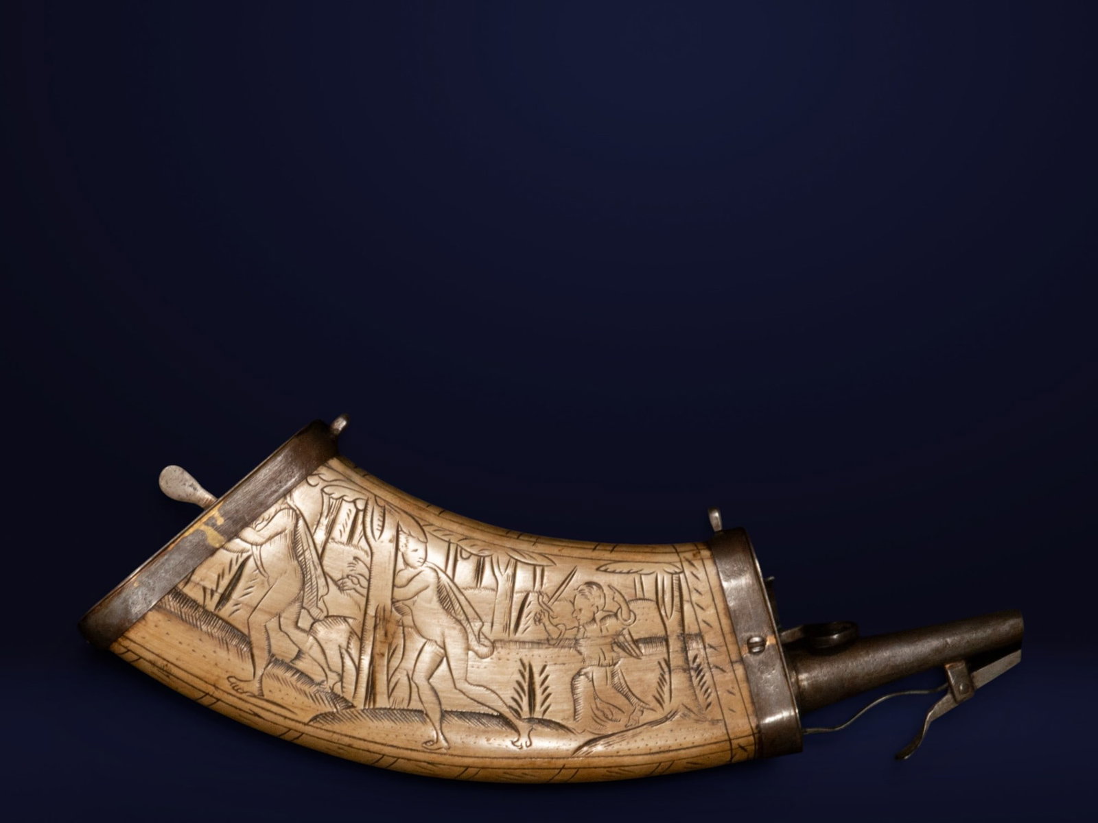 Powder flask made of carved horn. German School. 17th century (1 of 4)