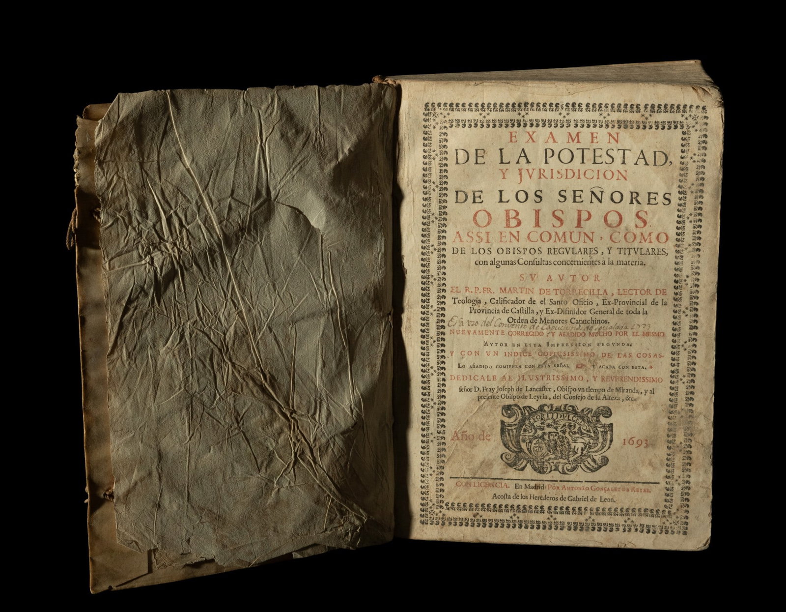 Examen de la potestad y jurisdicción de los señores obispos. Spanish School. 17th Century: Dimensions: 30 x 21 x 7 cm. Book printed in 1693 on paper, bound in parchment. This treatise provides an in-depth analysis of the authority and legal jurisdiction of bishops, both secular and regular,