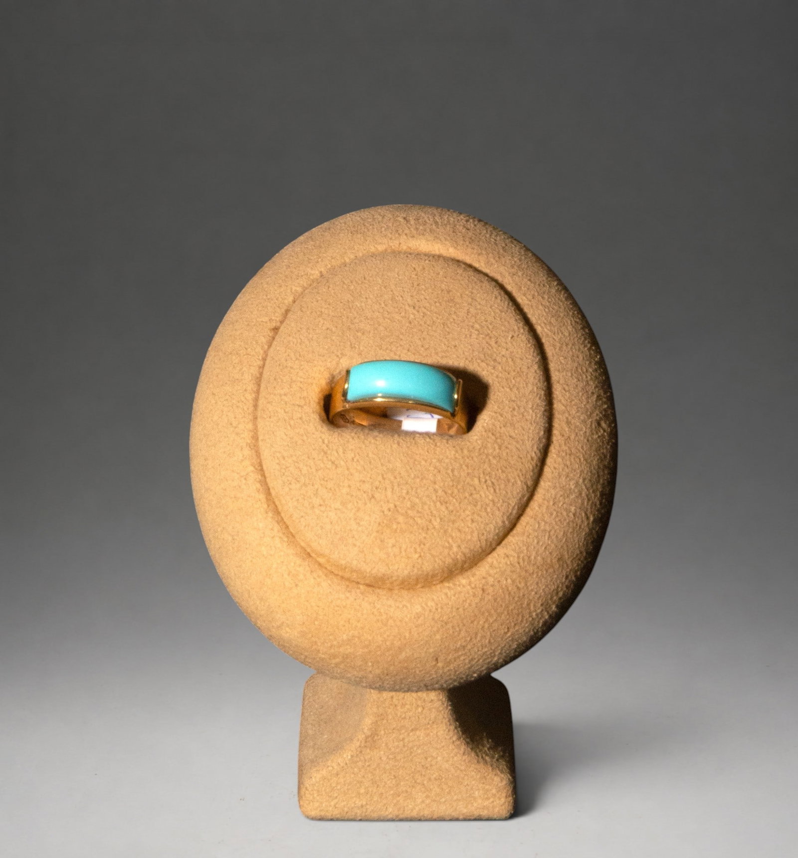 Yellow gold and turquoise ring 4.48gr: 4.48g. Ring made of yellow gold with a rectangular turquoise as its central element. The stone is set in a smooth mount integrated into the band, resulting in a simple design that stands out for the c