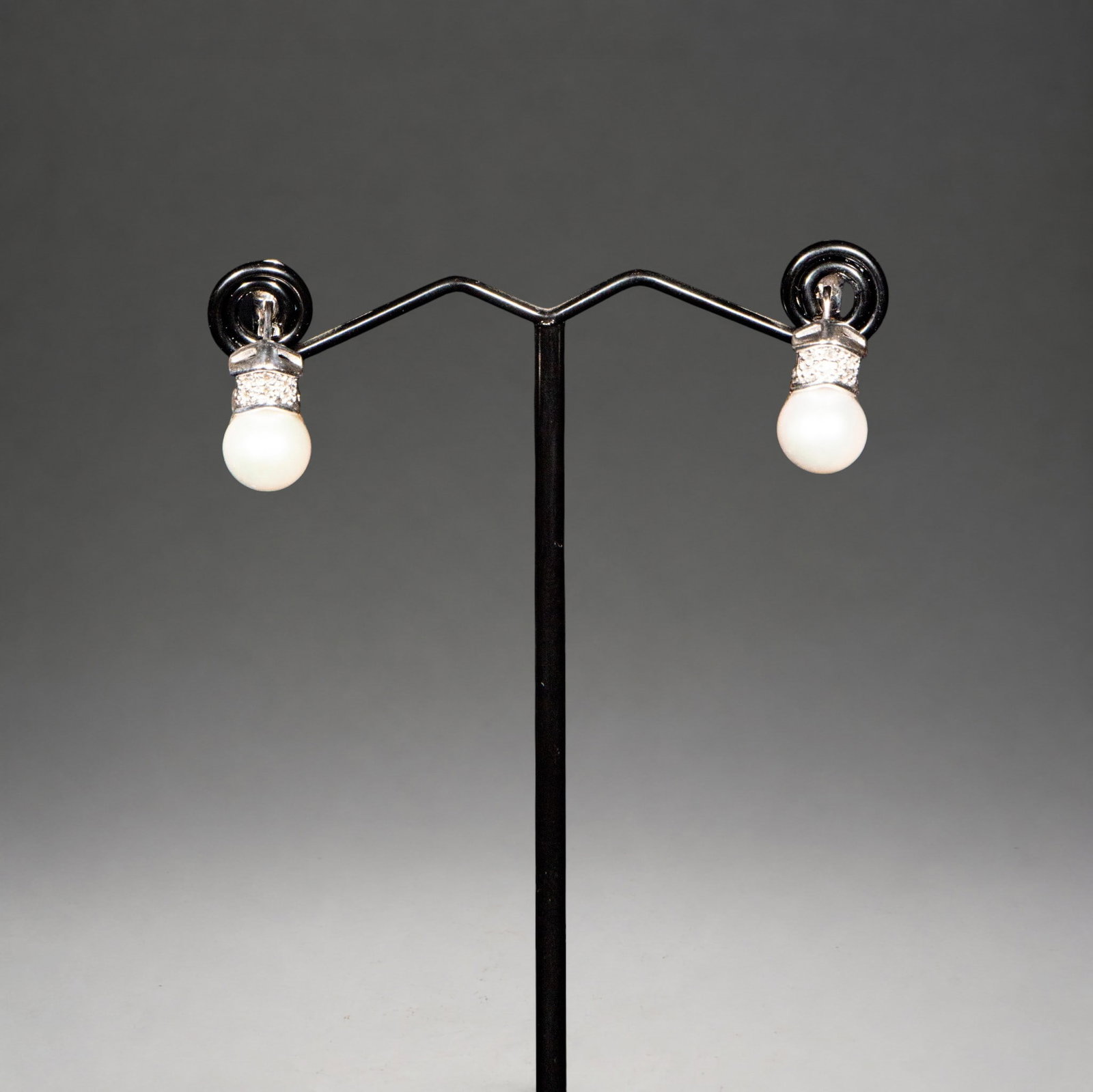 "You and Me" earrings with pearls and diamonds 4.56G IN 18K WHITE GOLD: 4.56g in 18k white gold. Pair of 'Toi et Moi' style earrings crafted in white gold, featuring a brilliant-cut diamond set at the top and a cultured pearl suspended to the side. The design plays with t