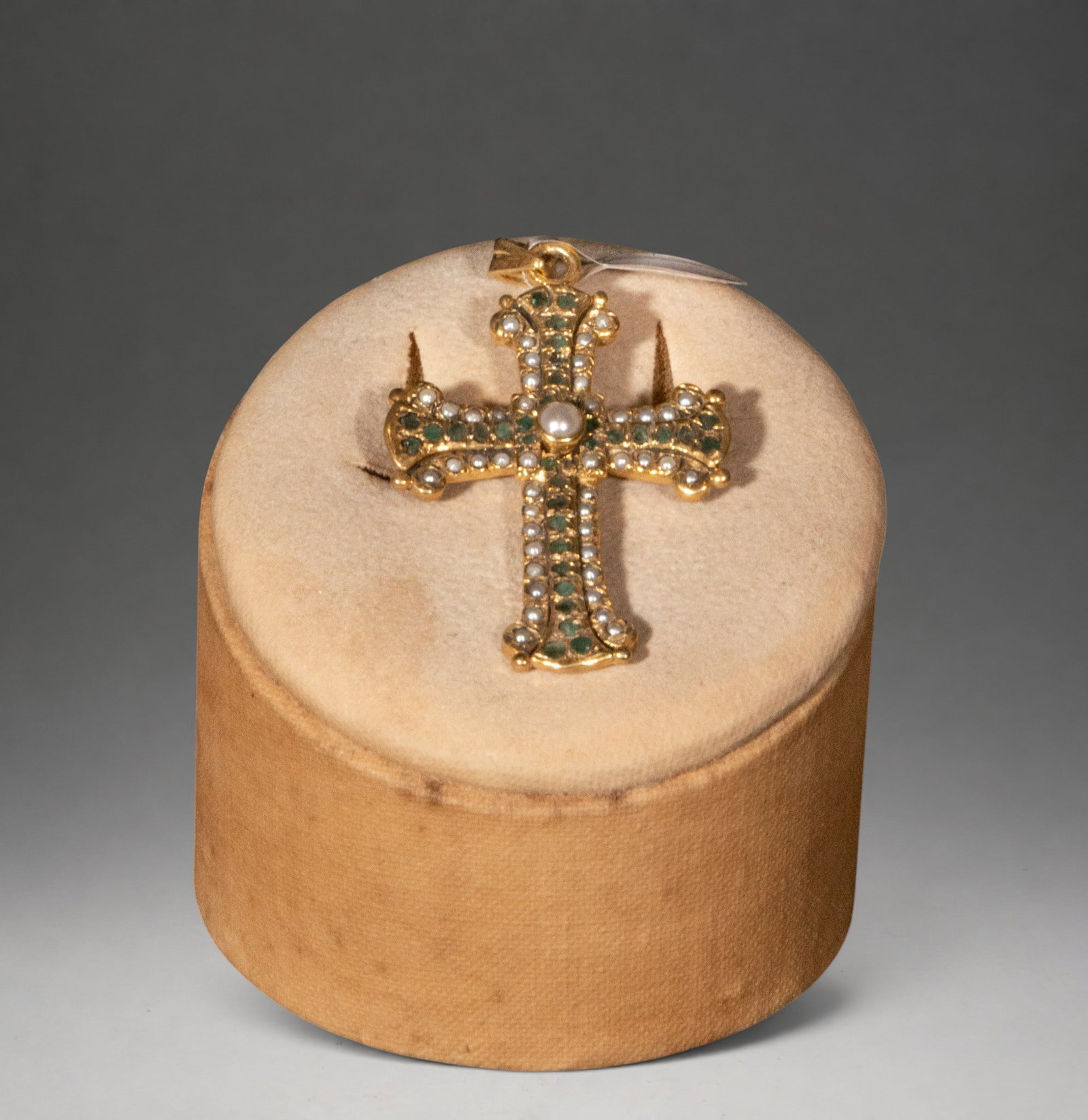 Cross with synthetic emerald, pearls and gilded silver (1 of 3)