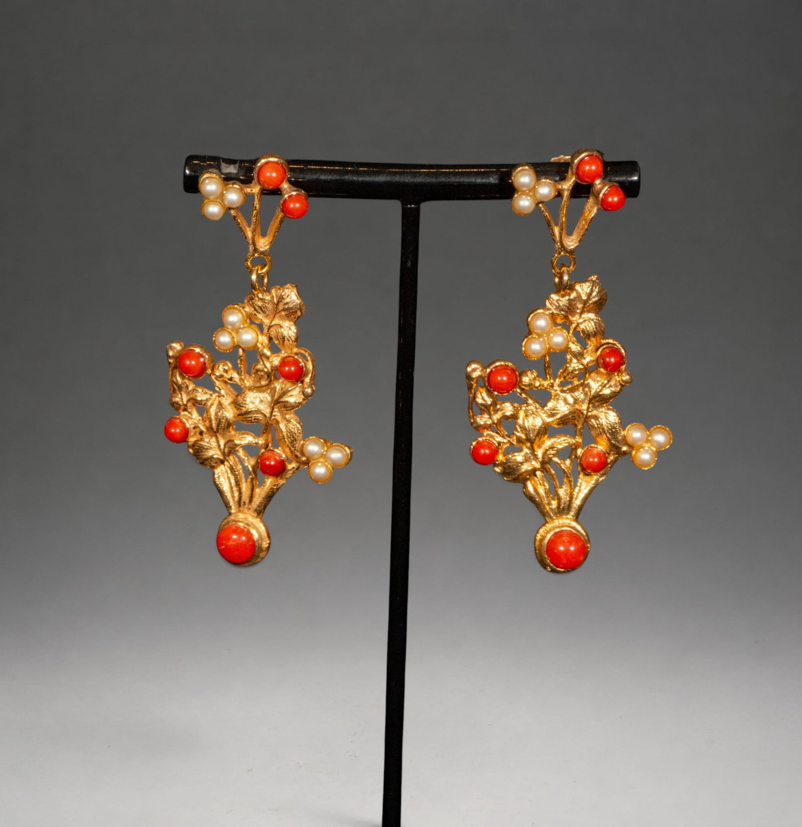 Gold-plated silver earrings with pearls and coral: Pair of silver-plated earrings with floral motifs, red coral, and small pearls. A dangling composition of great ornamental richness and naturalistic aesthetic.