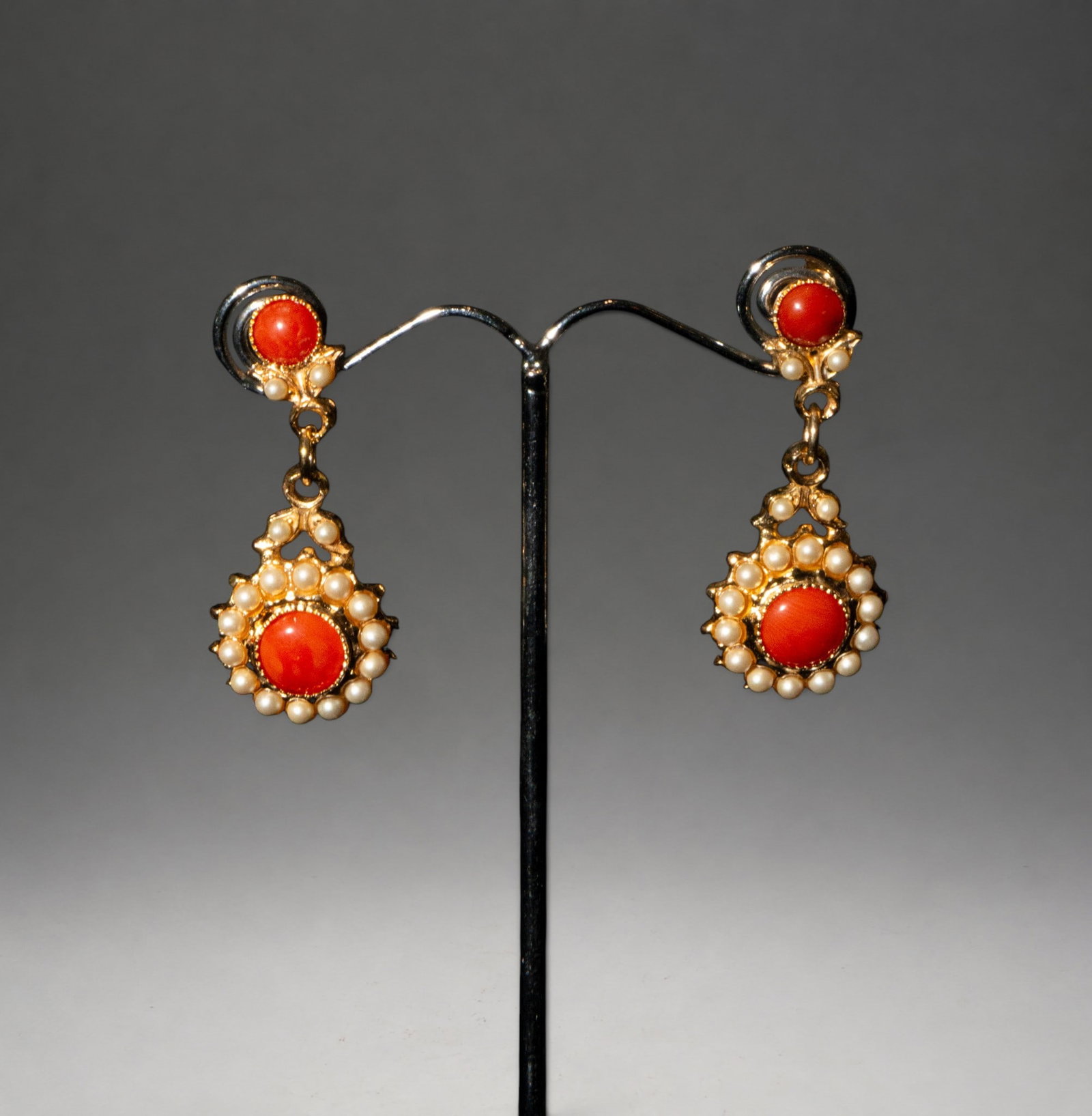Gold-plated silver earrings with coral and pearls: Gold-plated silver earrings with coral cabochons and a halo of small pearls. A dangling design with traditional taste and refined craftsmanship.