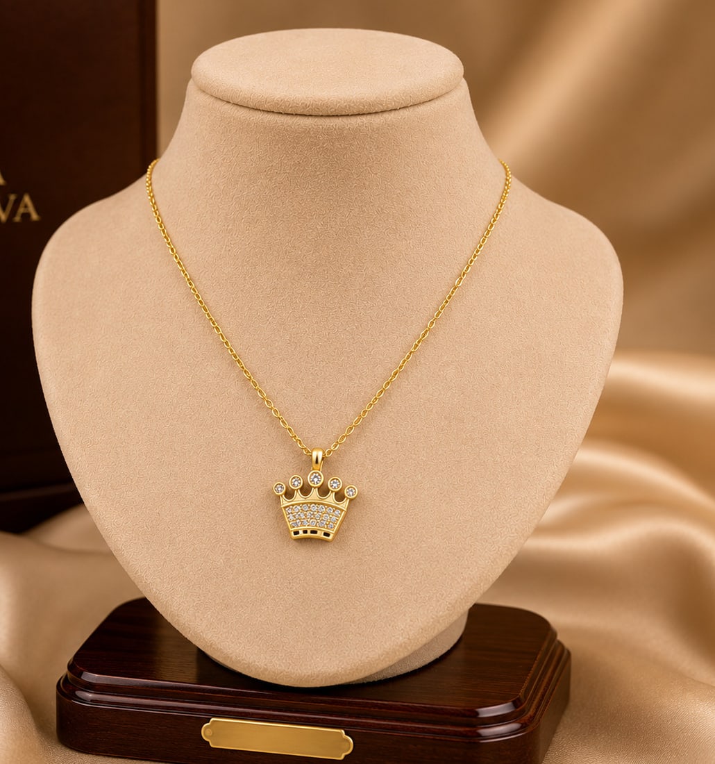 Chain with crown pendant. 14K gold. 2.1 g. Signed GM.: 14K gold and cubic zirconia. Length measures 43.5 cm. Chain with crown pendant decorated with small cubic zirconia, signed GM and marked 14K.