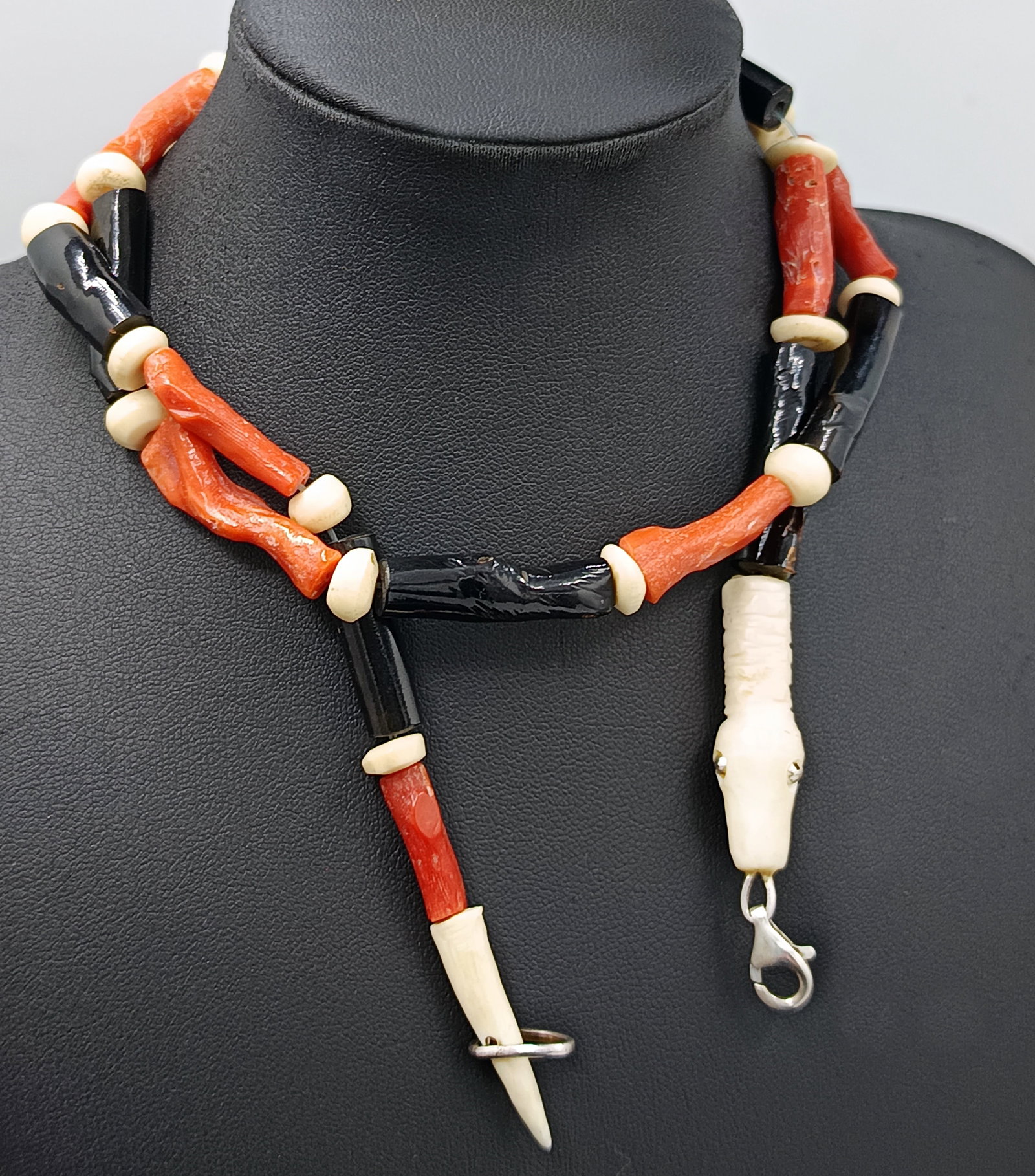 Original Art Deco necklace made of black coral and natural red coral with 925 silver: Black and natural red coral with 925 sterling silver and Bakelite pieces. Length: 70 cm. Original antique Art Deco necklace composed of elongated, natural-looking black and red coral beads intersperse